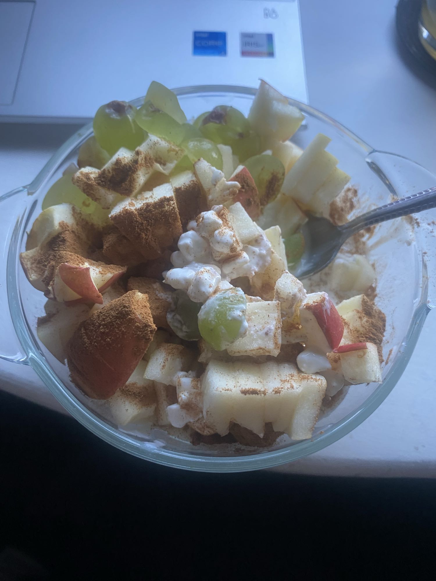 Owocowa sałatka z serkiem wiejskim