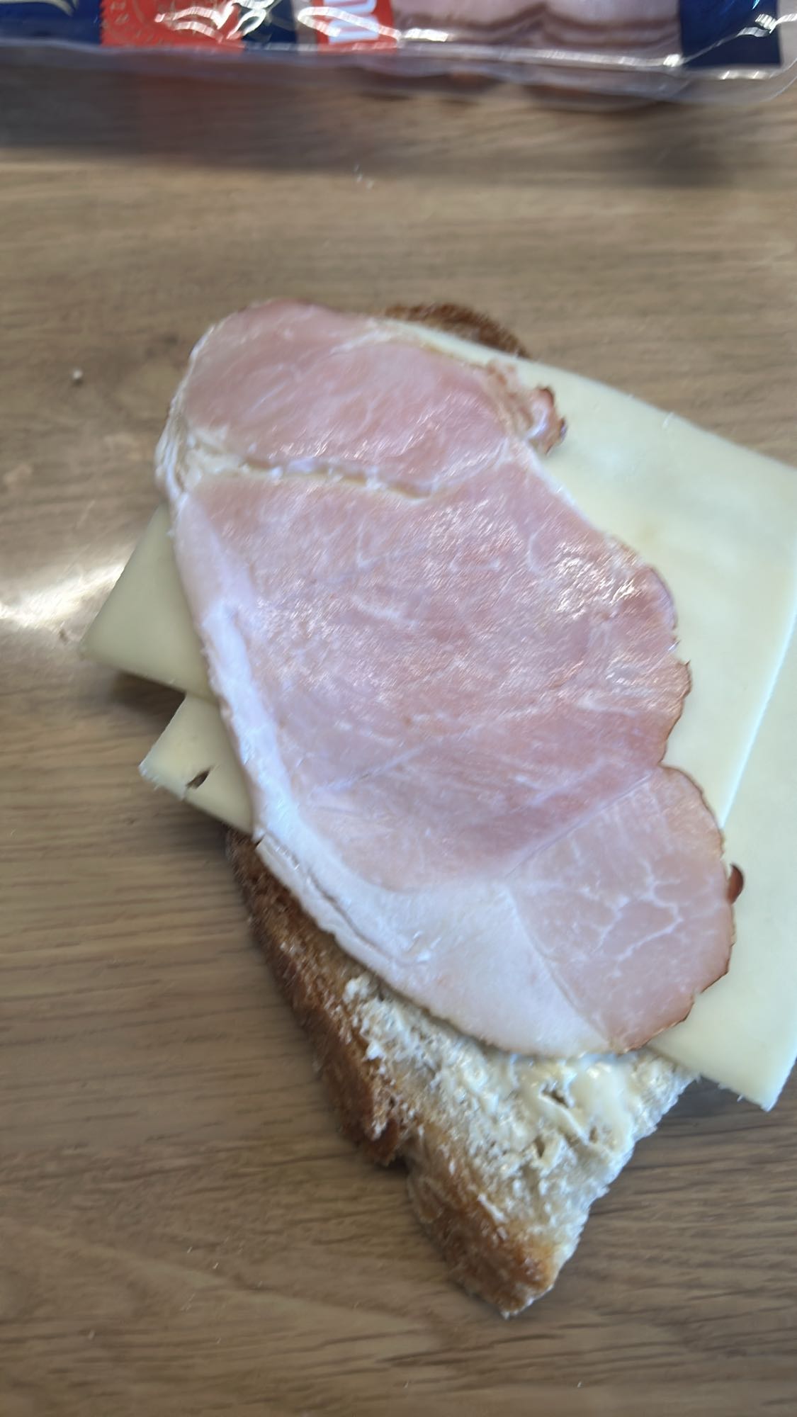 Kanapka z szynką i serem