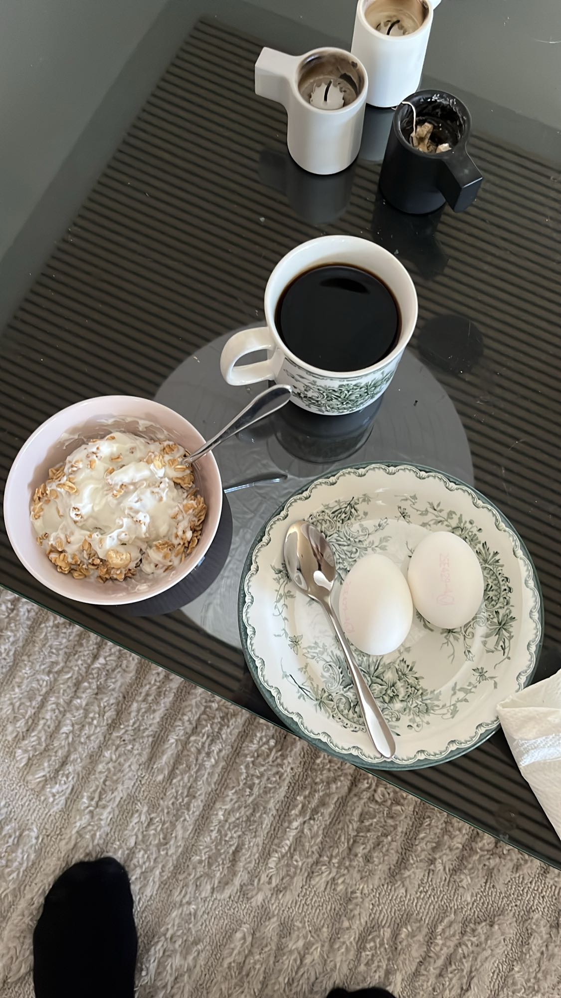 Ägg och yoghurtfrukost