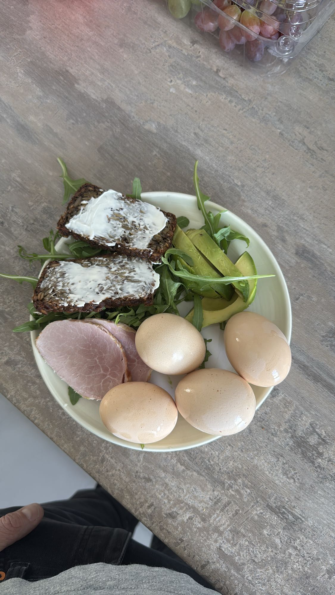 Jajka z awokado i chlebem