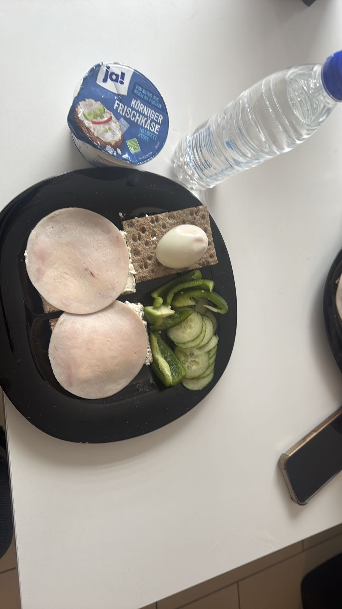 Knäckebrot mit Ei & Gemüse