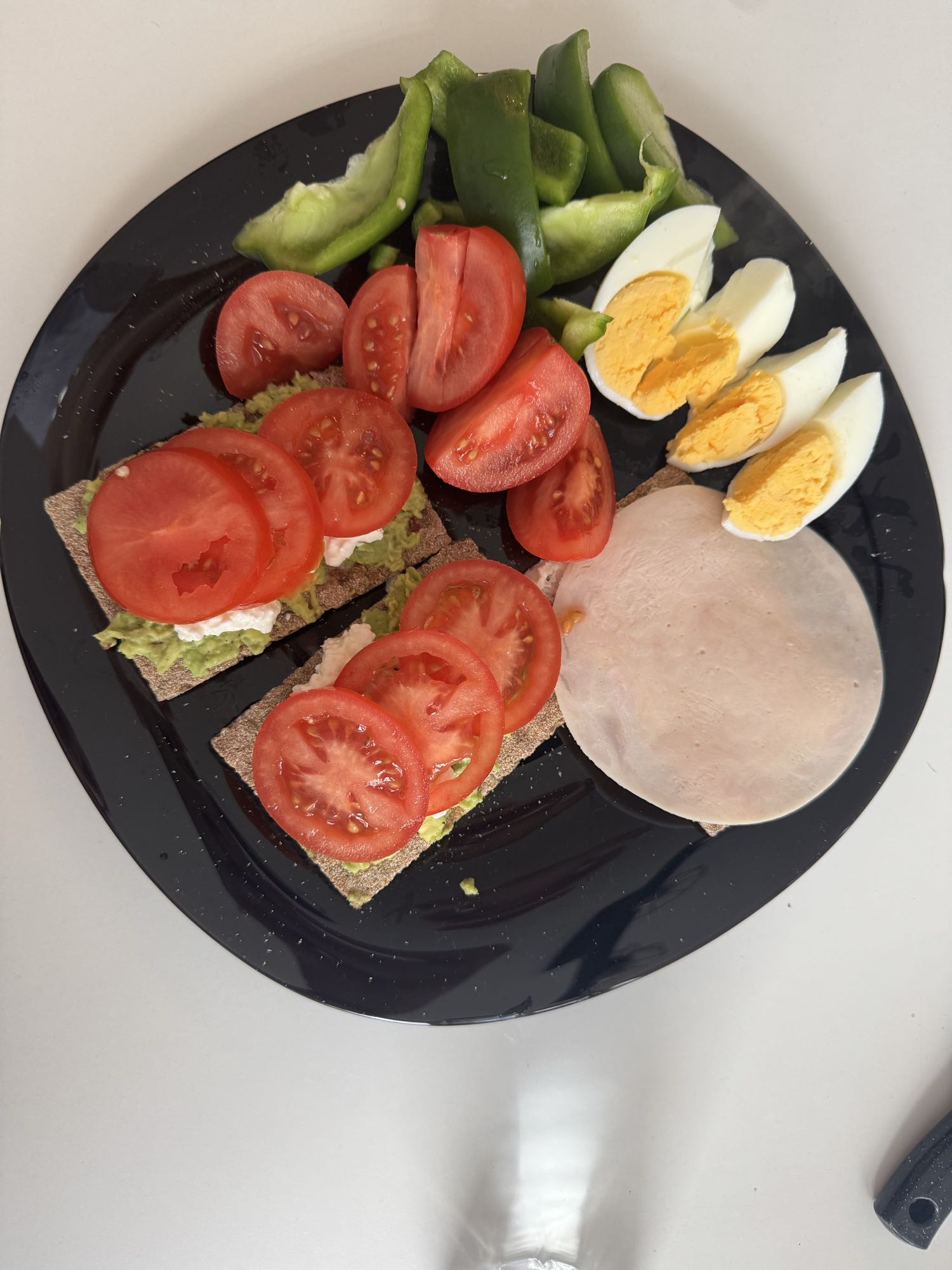 Crackers con huevo y tomate