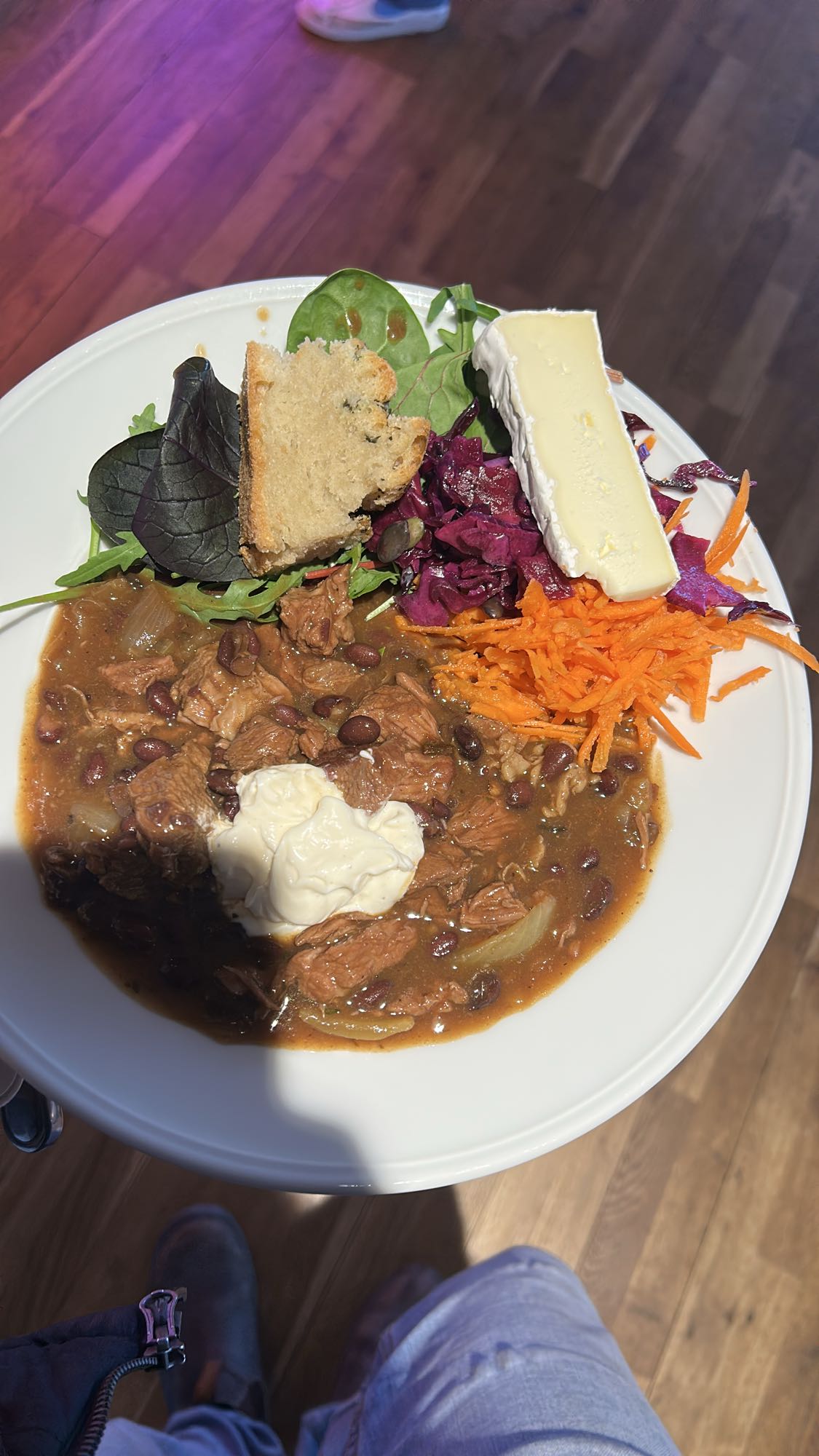 Köttgryta med sallad