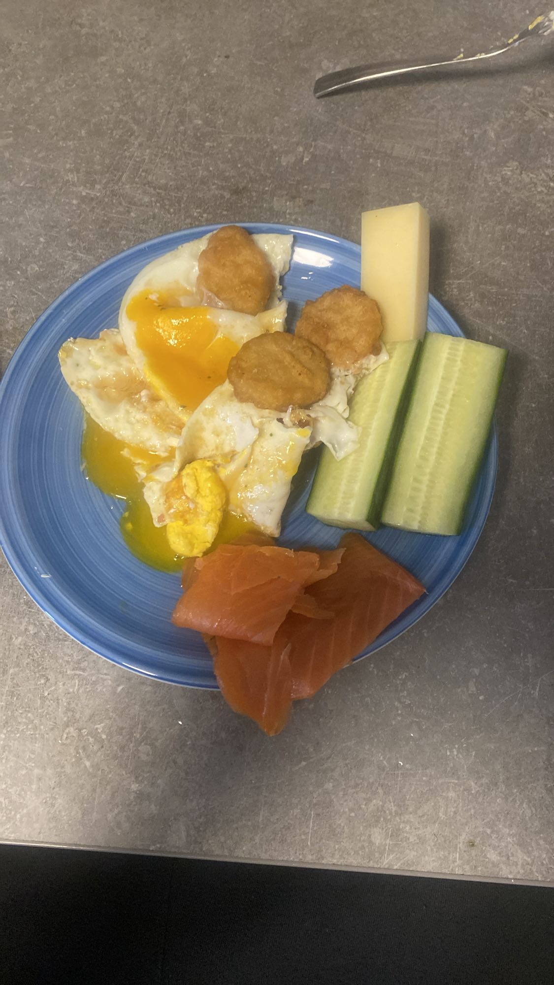 Huevos con salmón y snacks