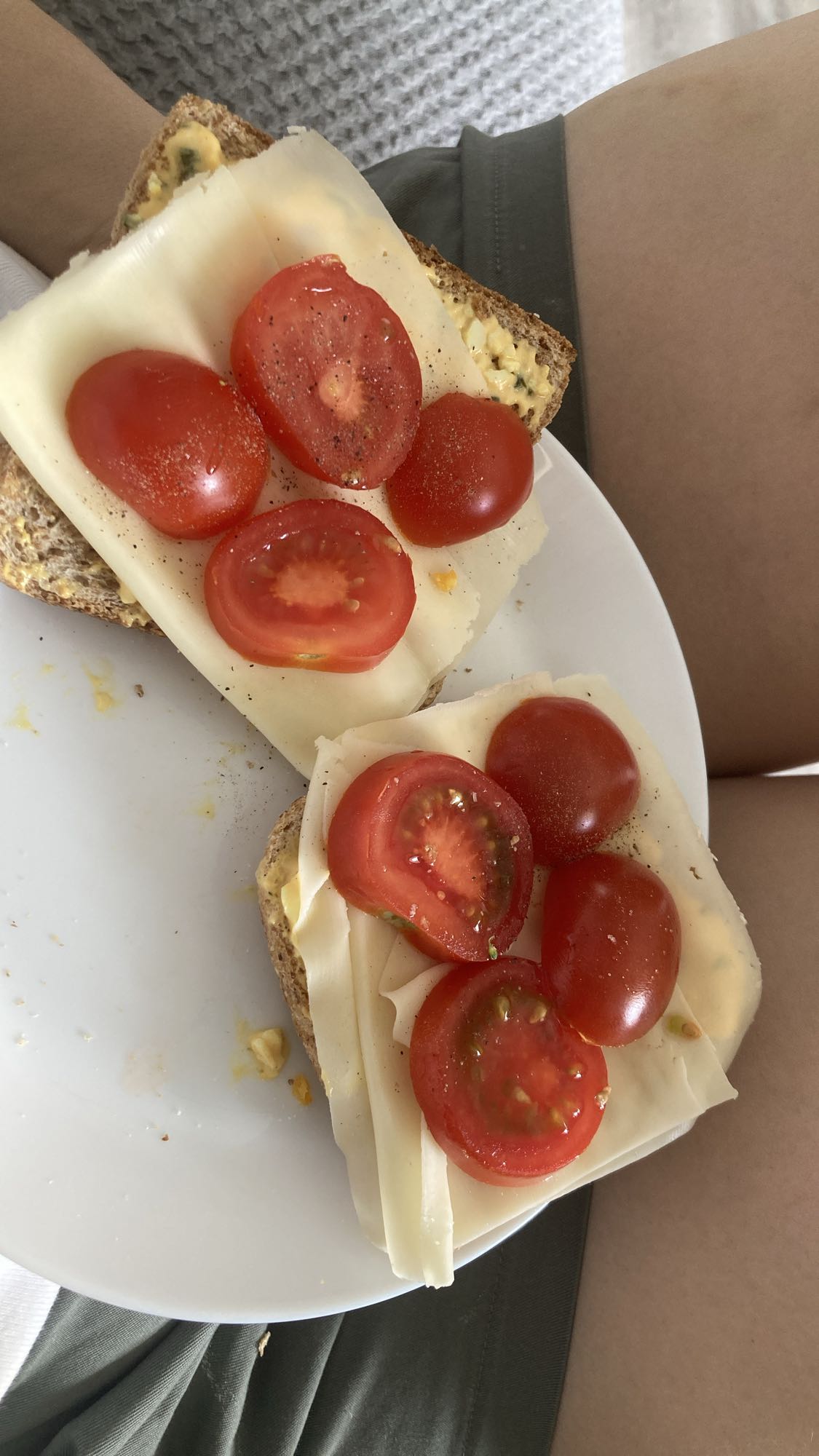 Kanapki z serem i pomidorem