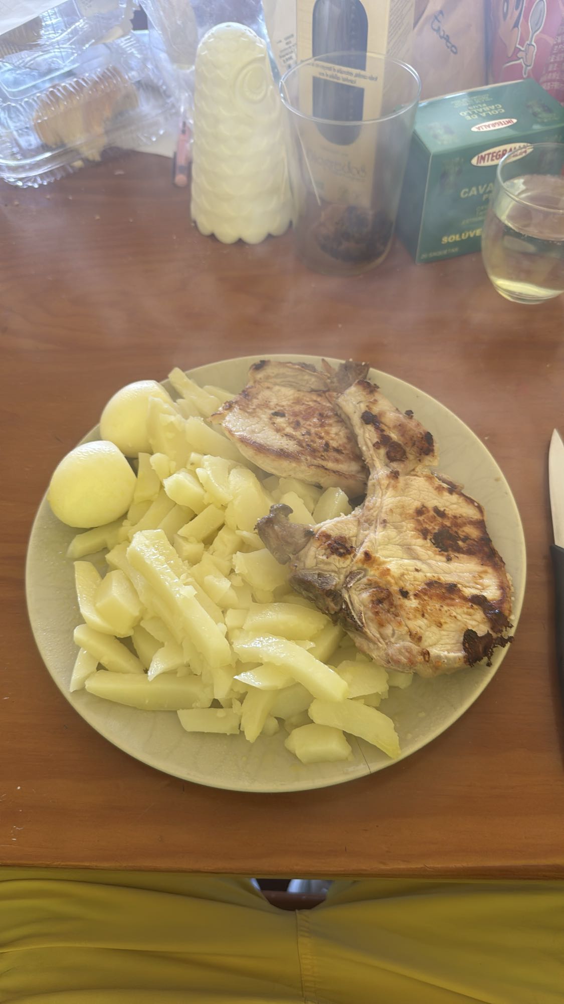 Chuletas con papas cocidas
