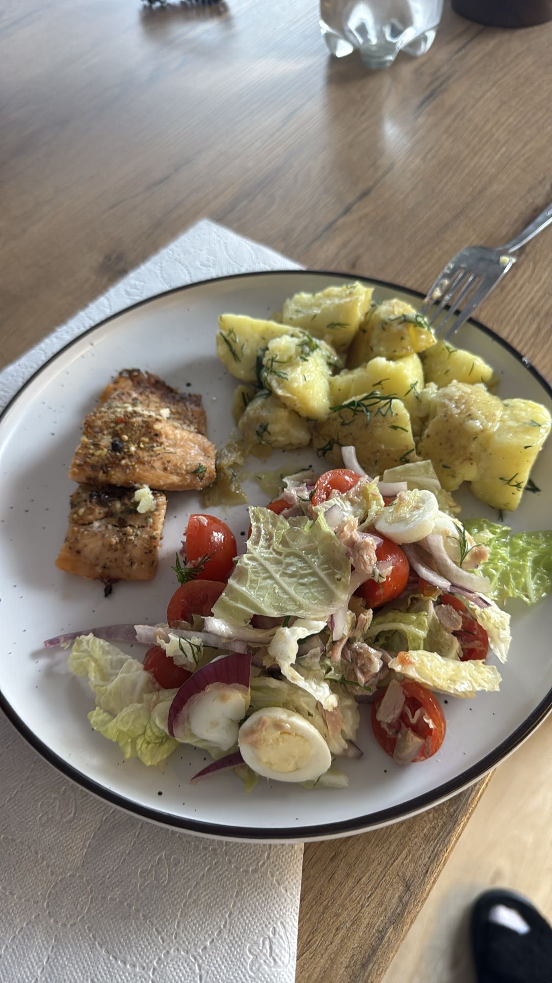 Лосось с картофелем и салатом