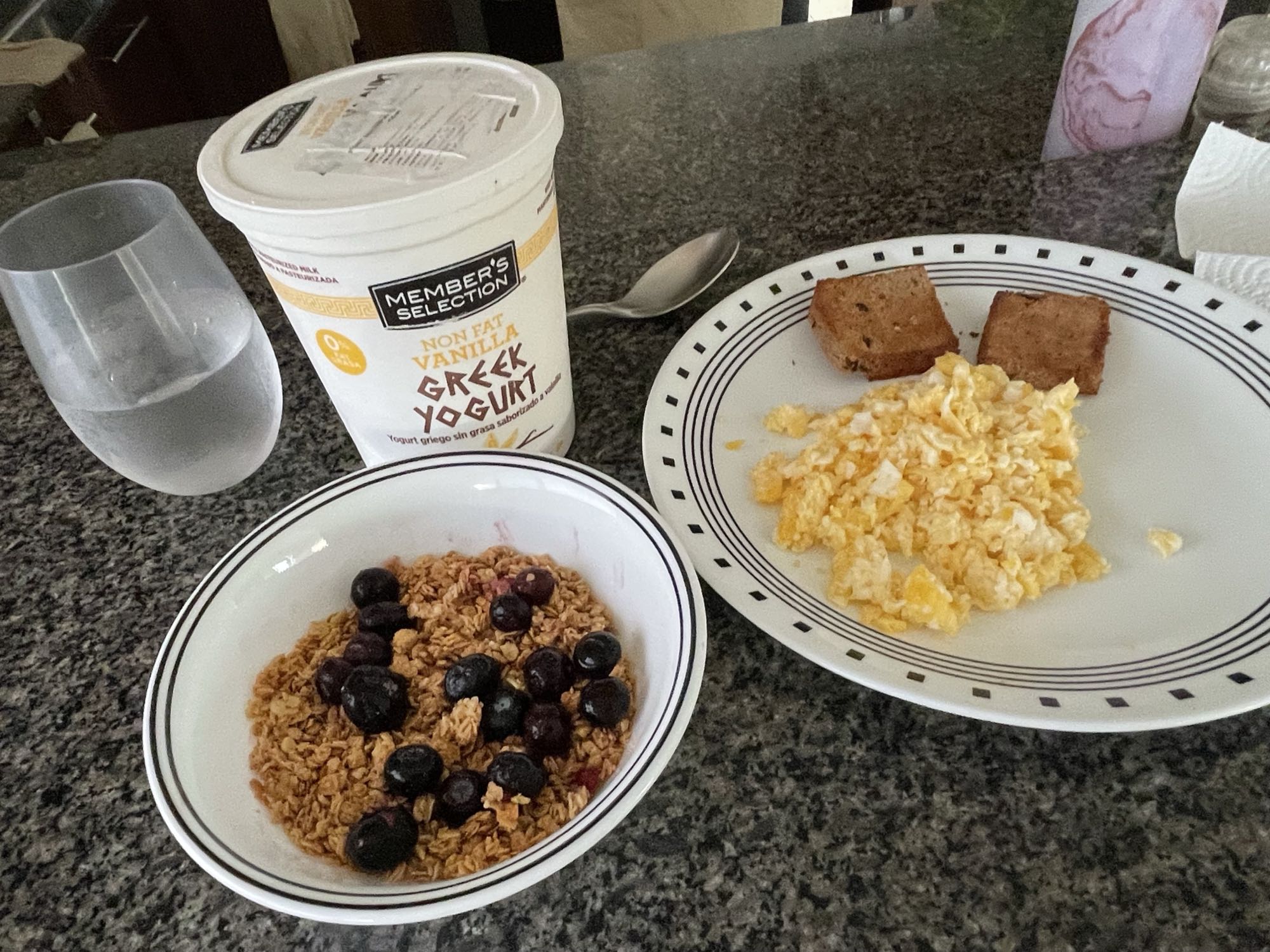 Desayuno con yogurt y huevos