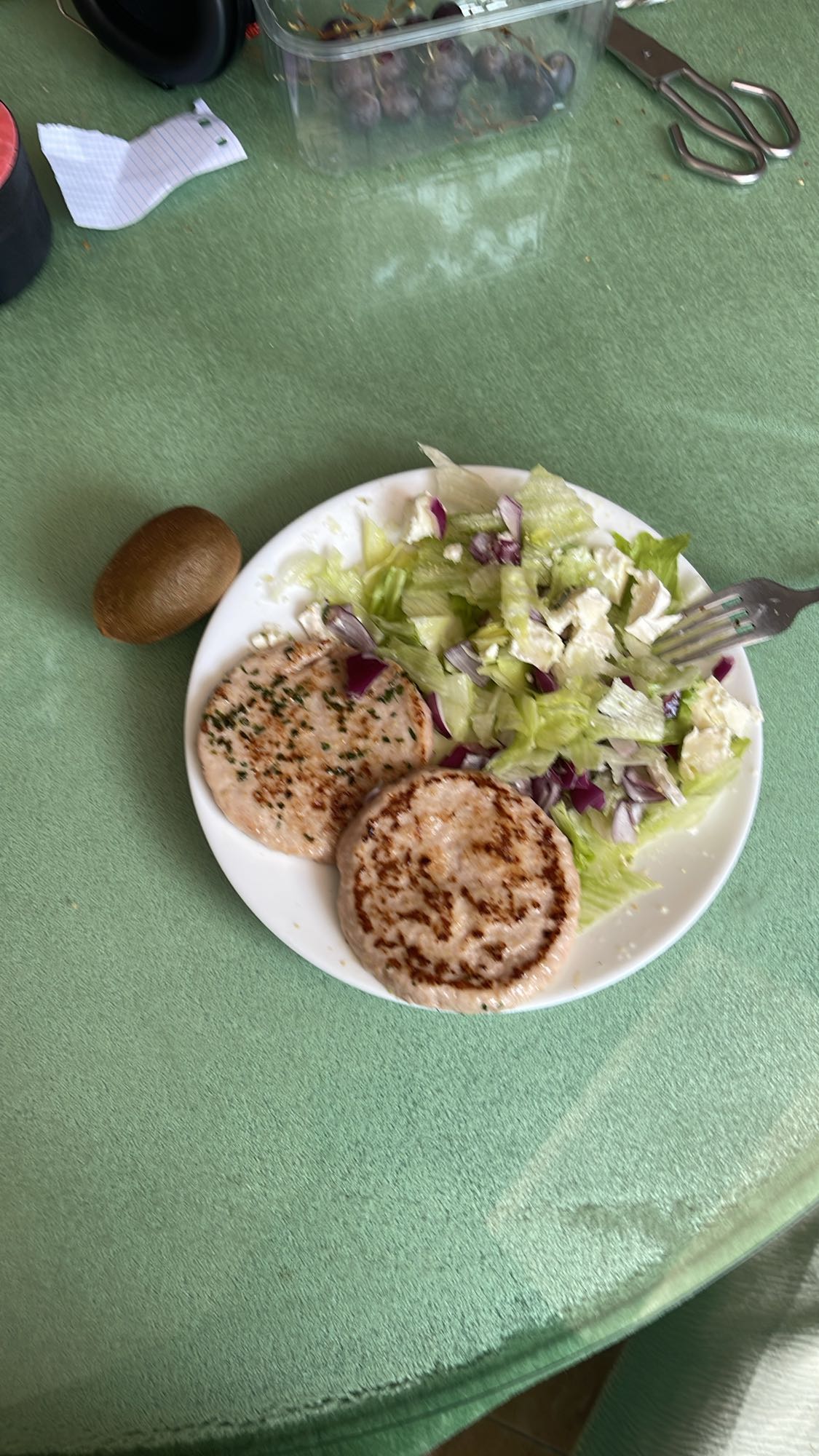 Ensalada con hamburguesas