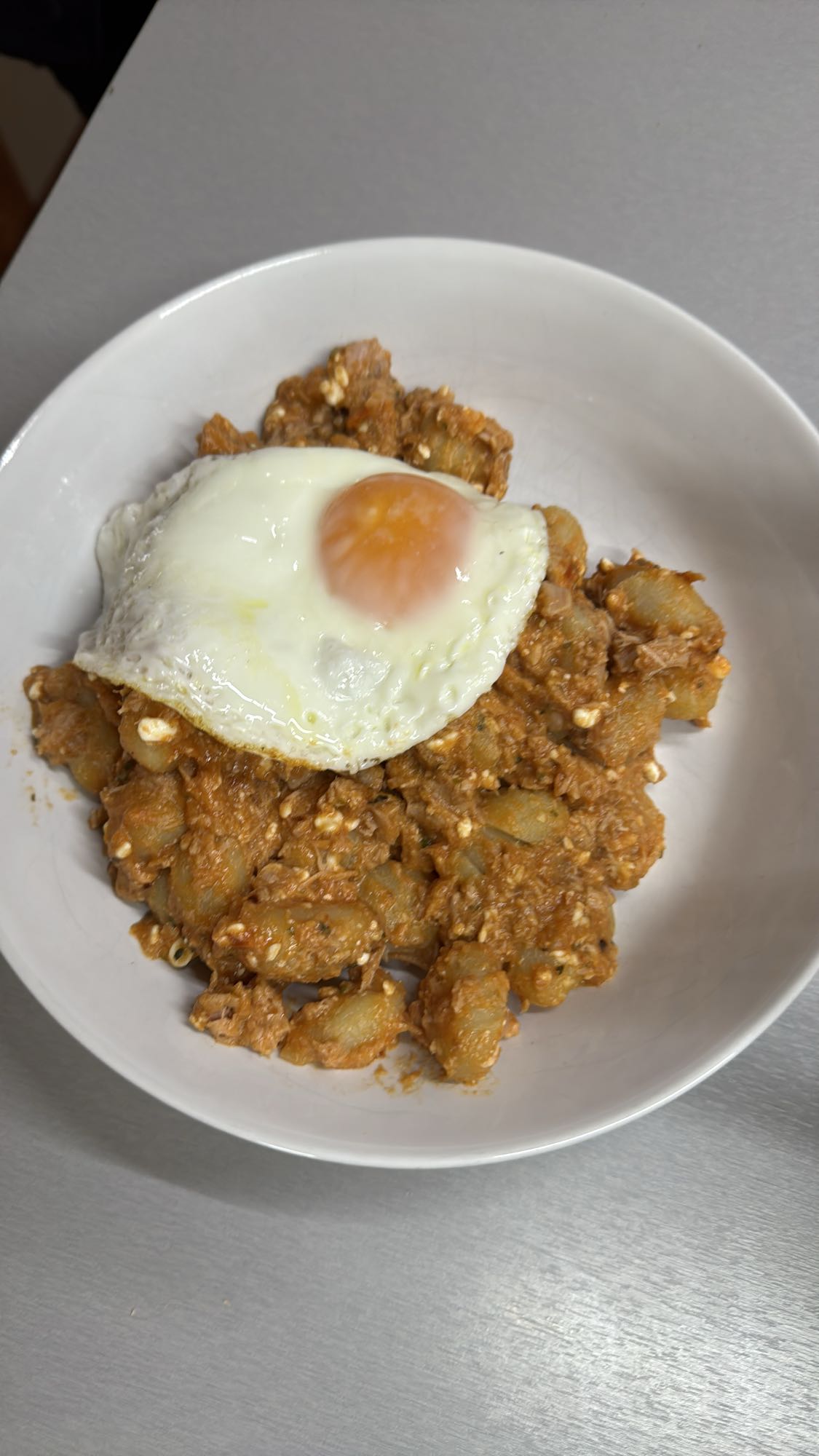 Gnocchi con queso cottage, atún al natural y huevo a la plancha