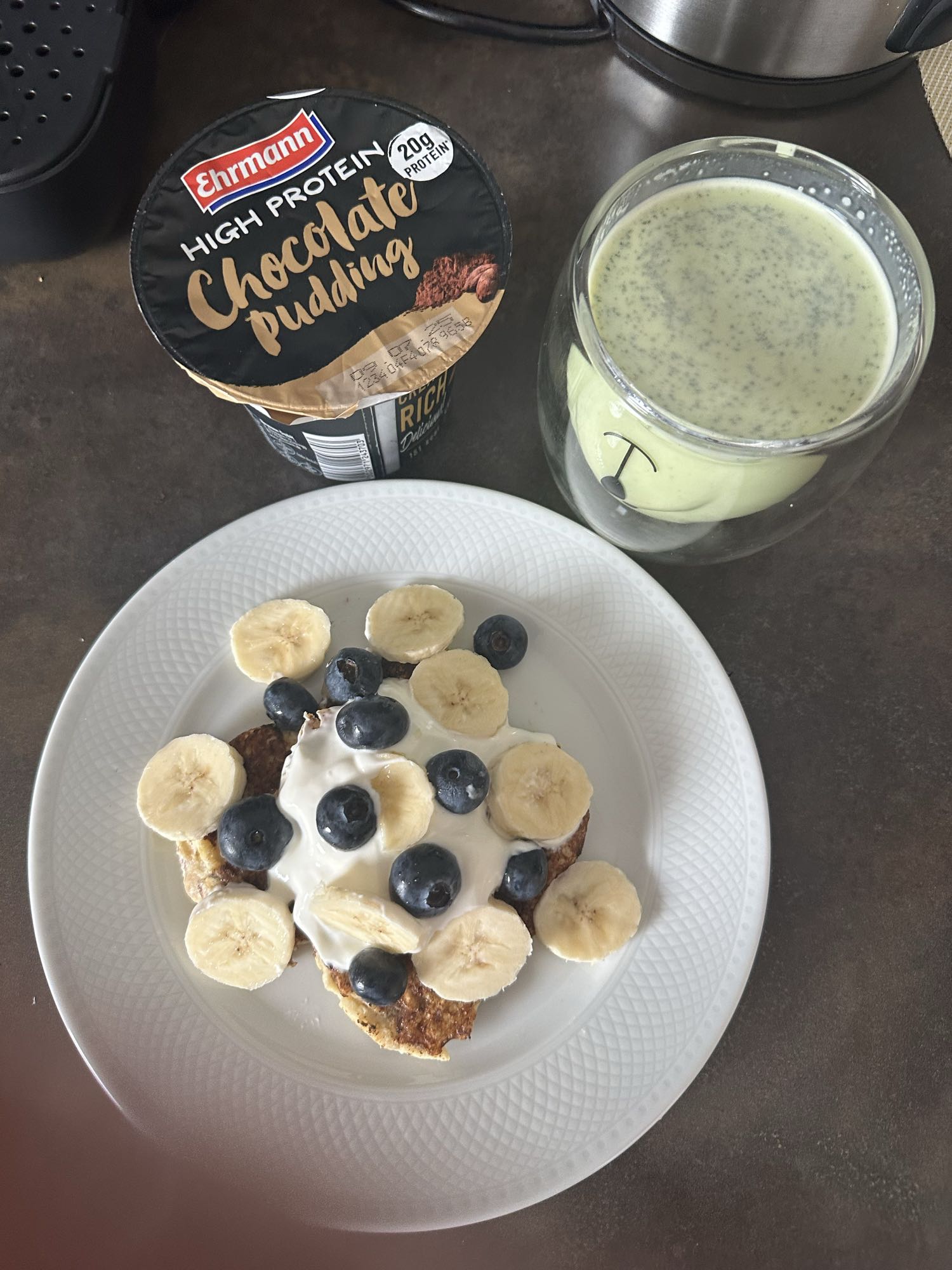 Завтрак с банановыми оладьями и матча латте