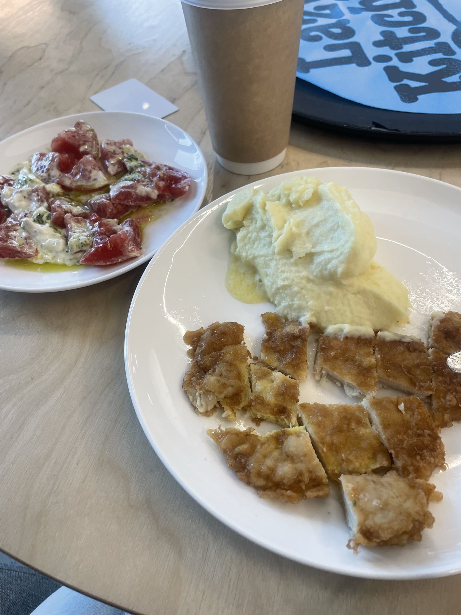 Курица с пюре и салатом