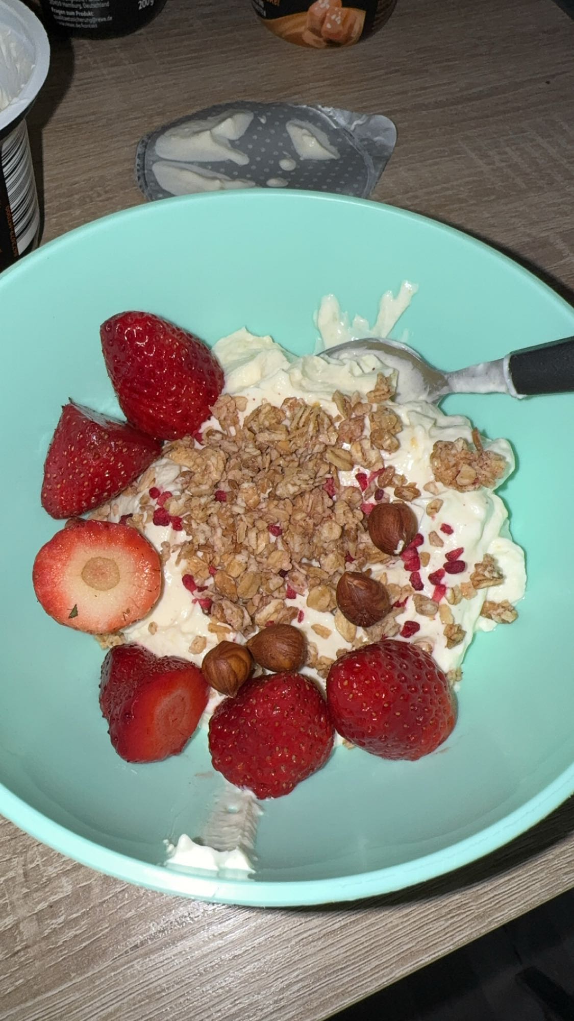 Quark mit Erdbeeren und Müsli