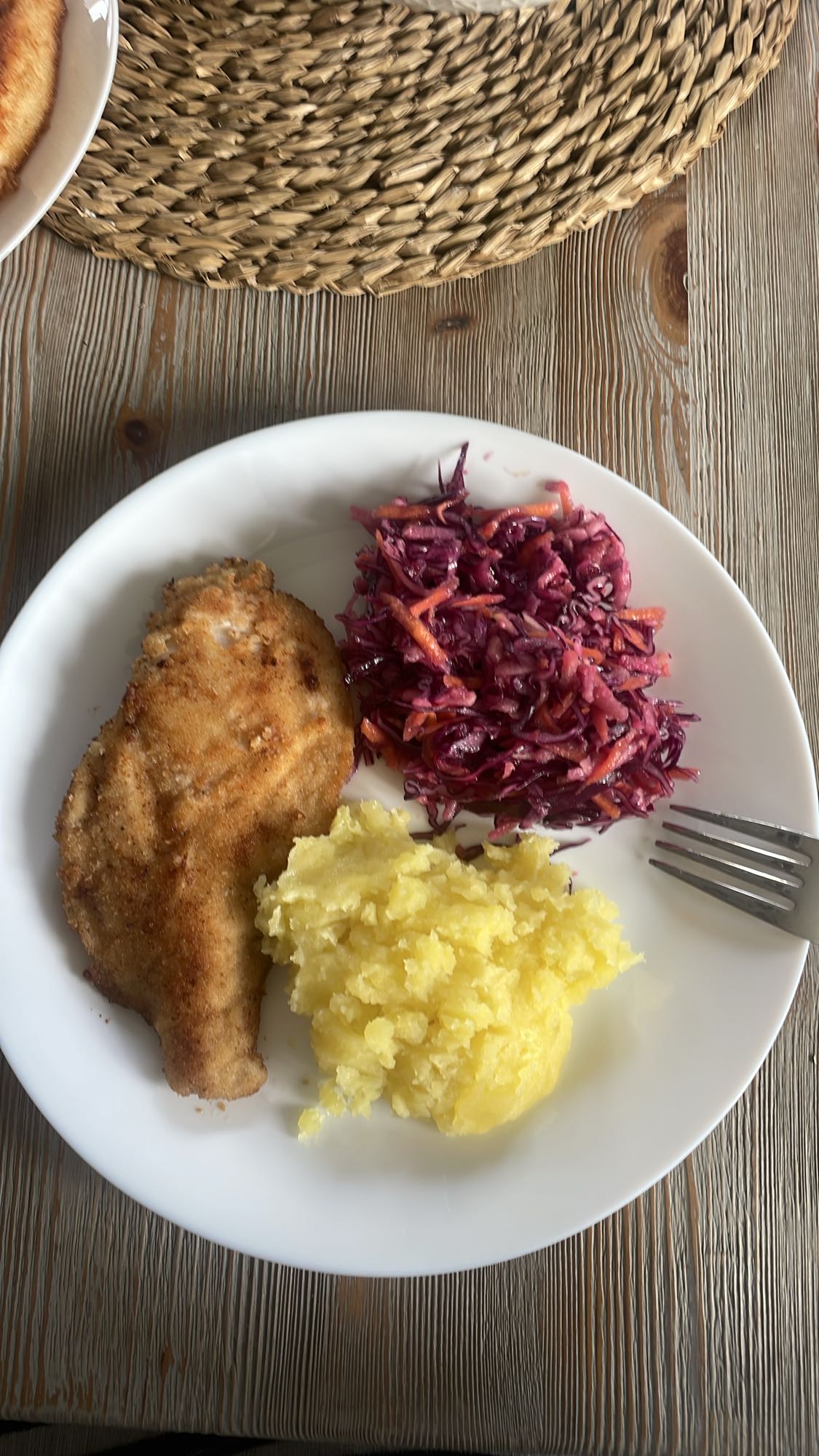 Kotlet z ziemniakami i surówką