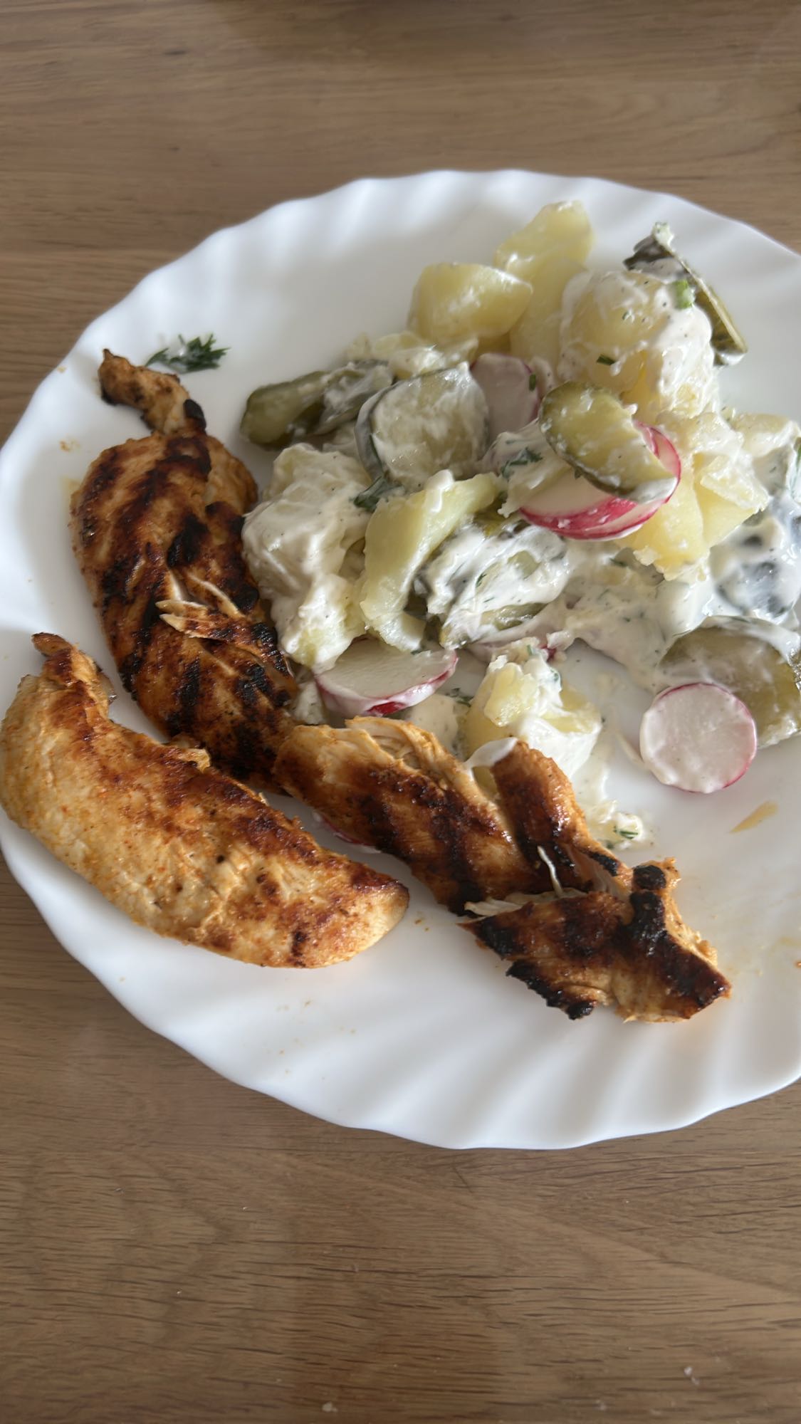 Kurczak z sałatką ziemniaczaną