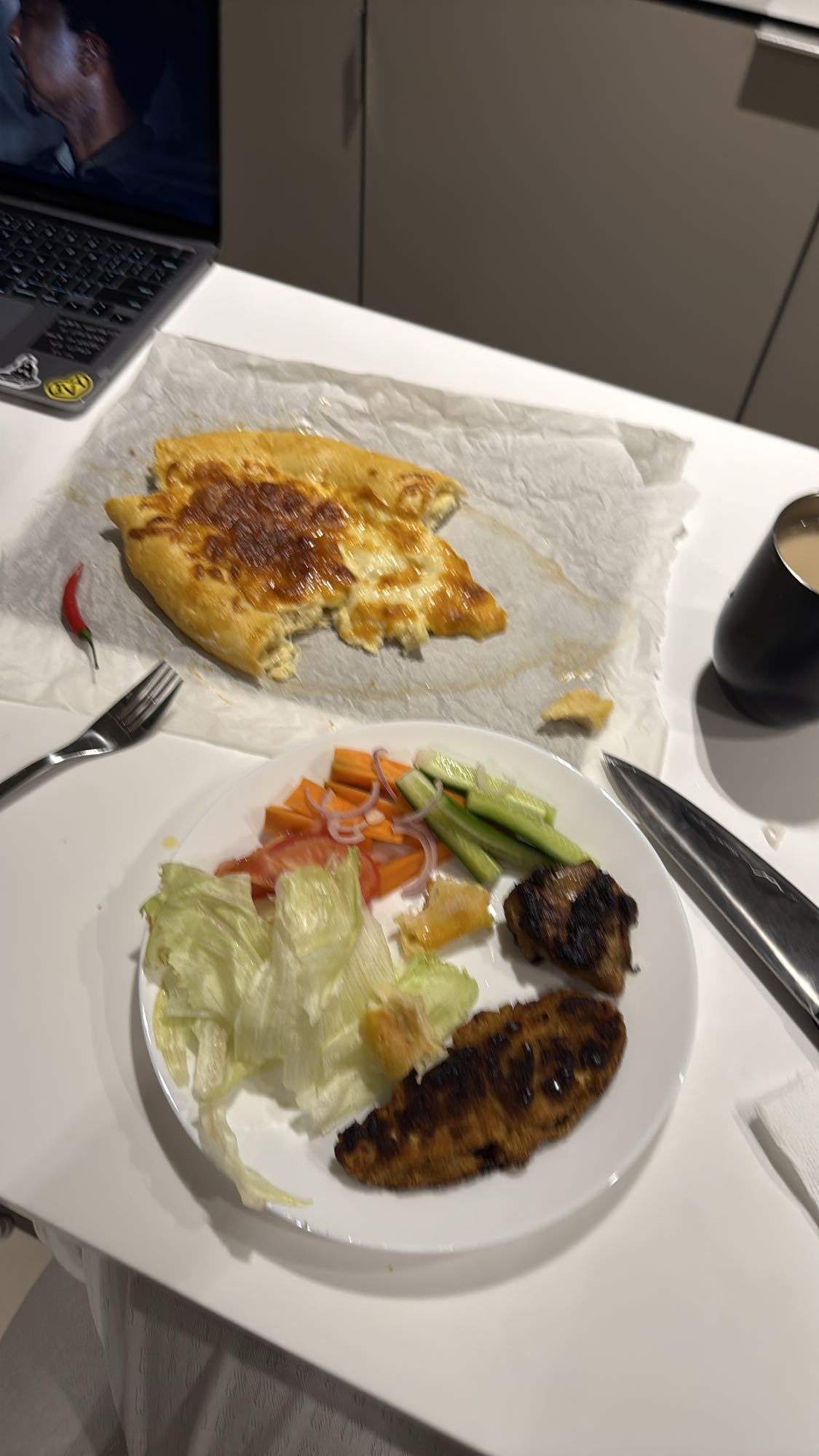 Курица с лепешкой и салатом