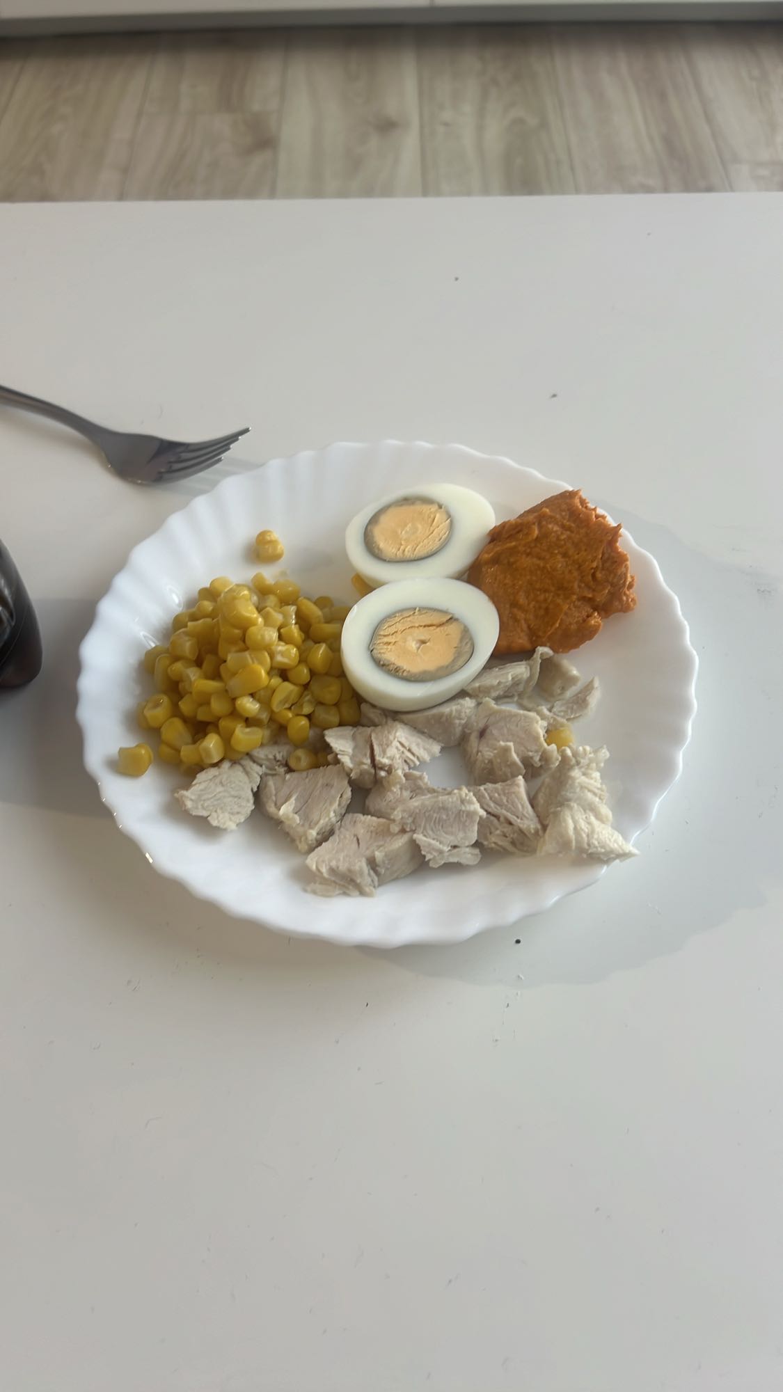 Курица с яйцом и кукурузой