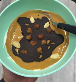 Schüssel mit Protein Pudding und Schokolade