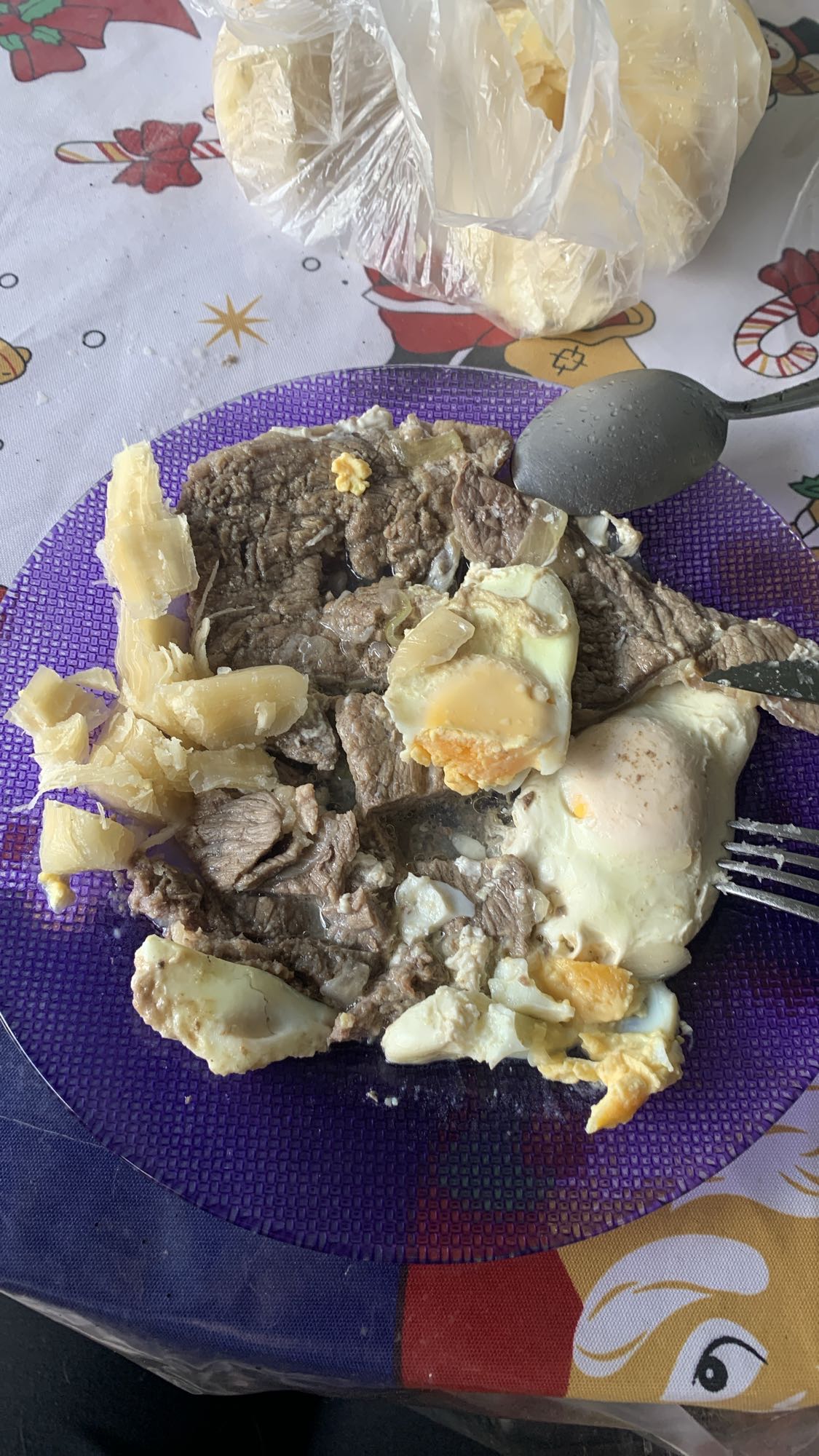 Carne con huevo y yuca