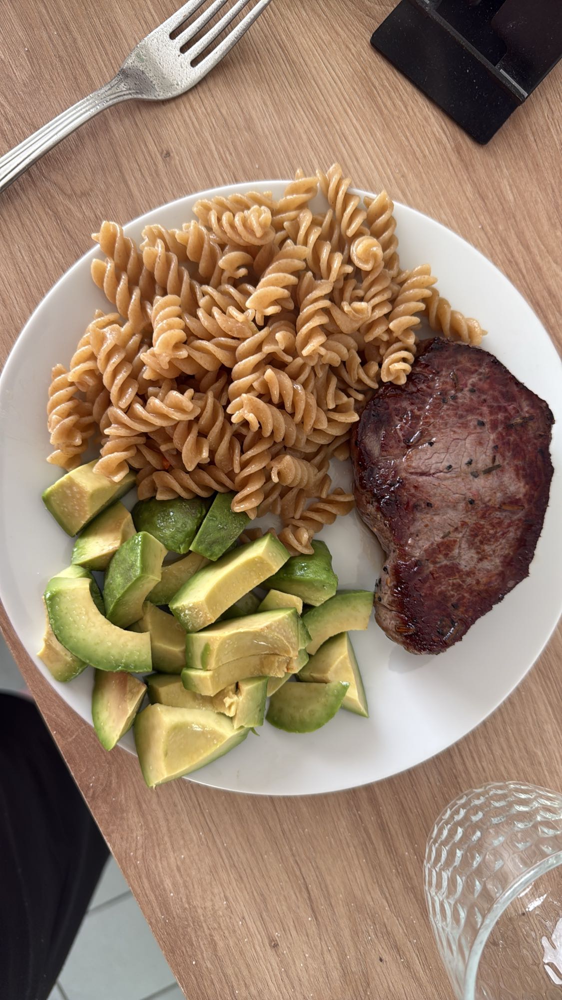 Pasta con bistec y aguacate