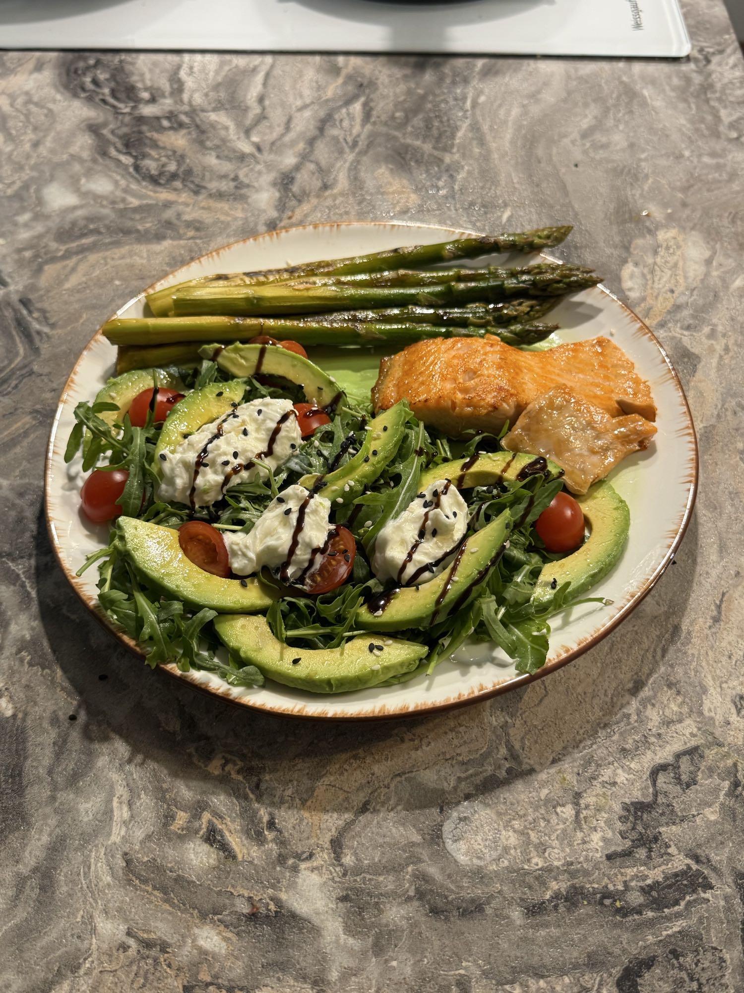 Салат с лососем и авокадо