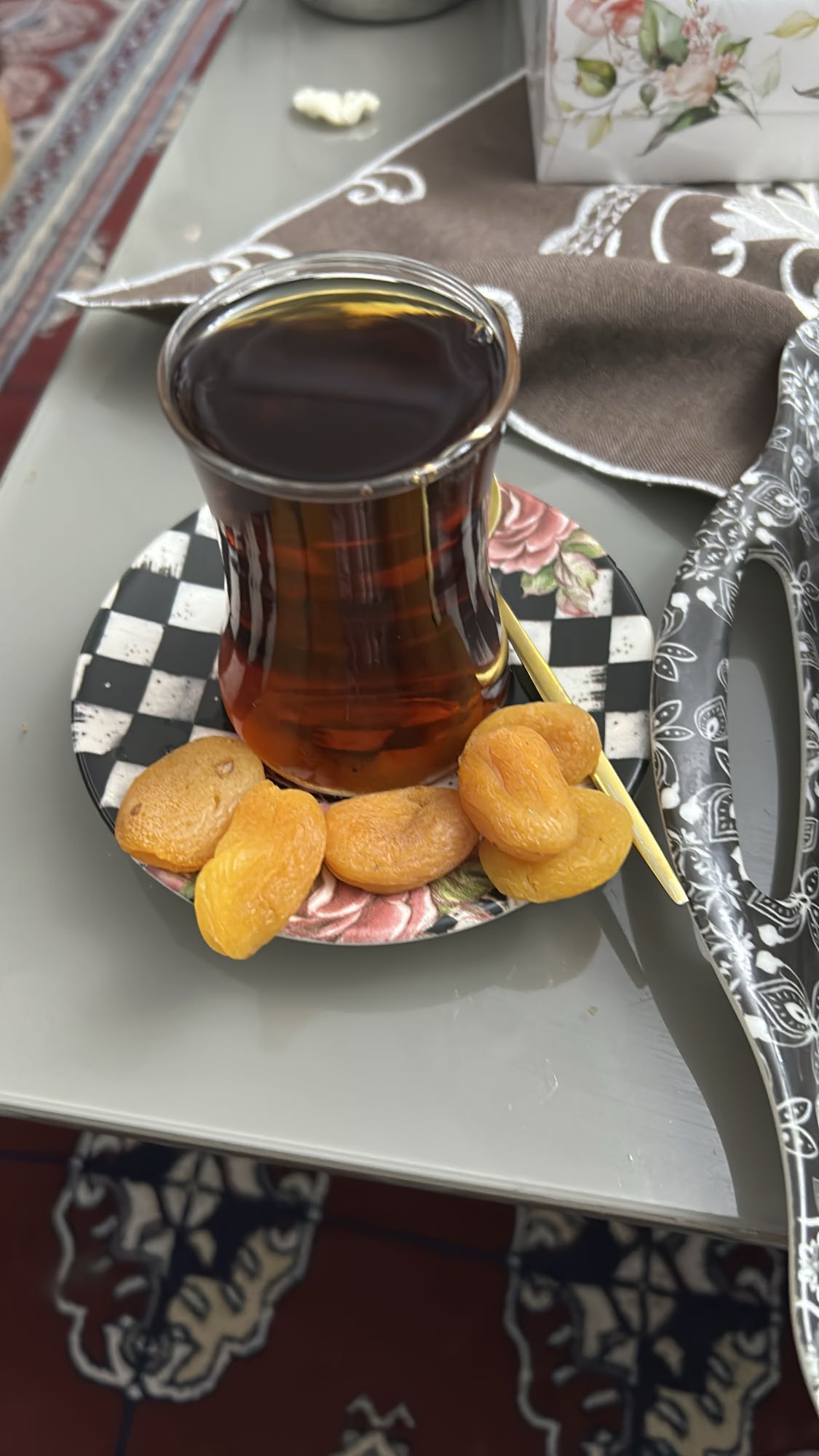 Çay ve kuru kayısı