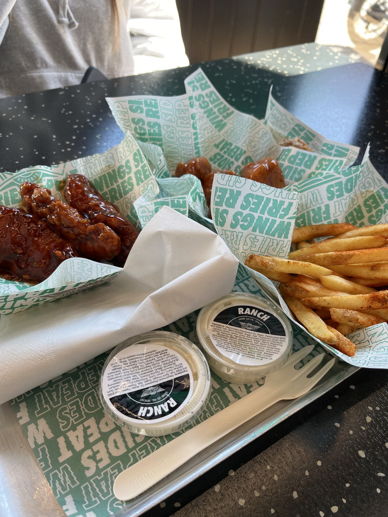 Skrzydełka z frytkami