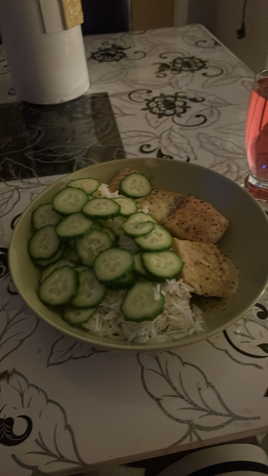 Lax med ris och gurka