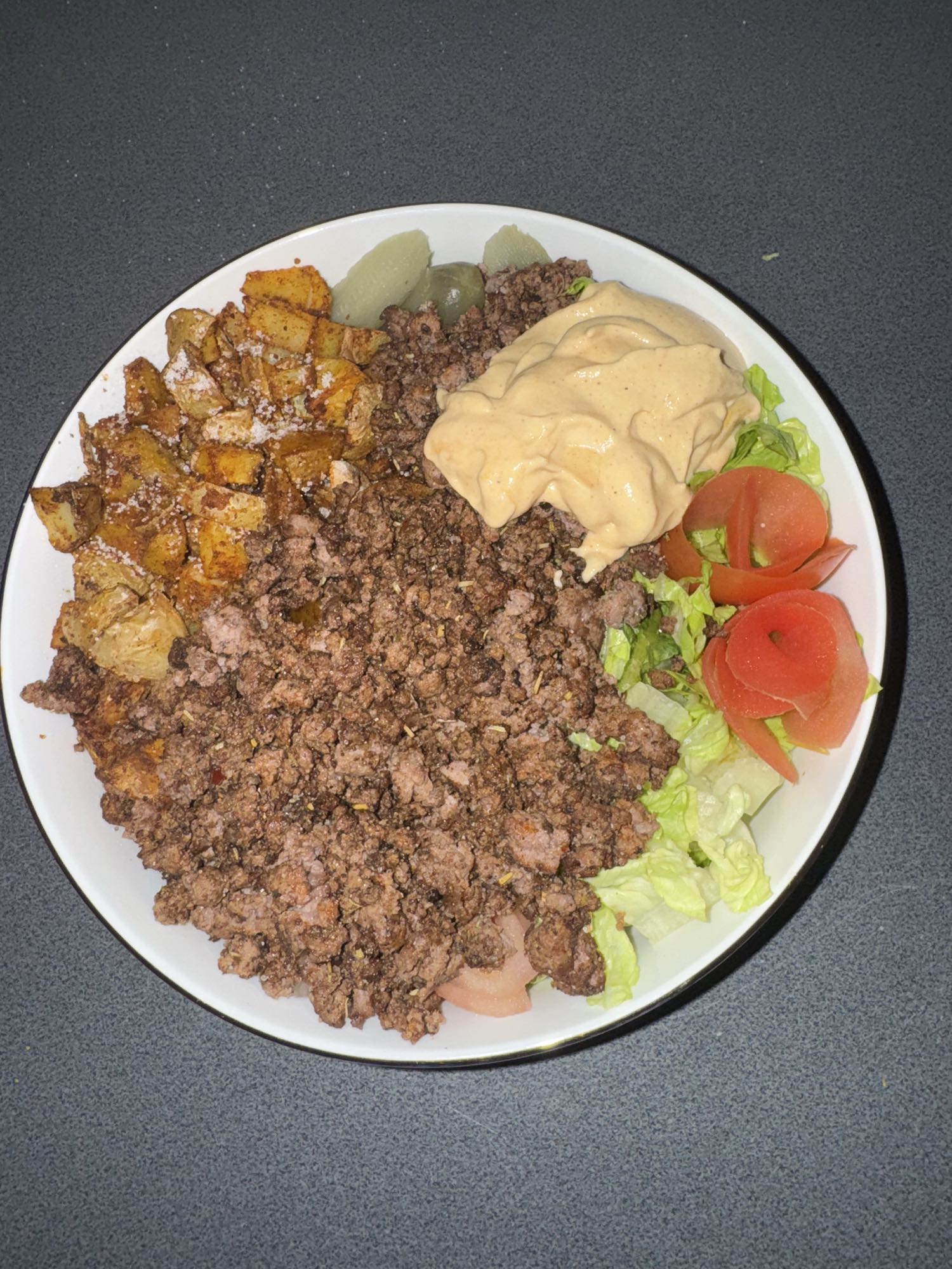 Bowl mit Fleisch und Kartoffeln