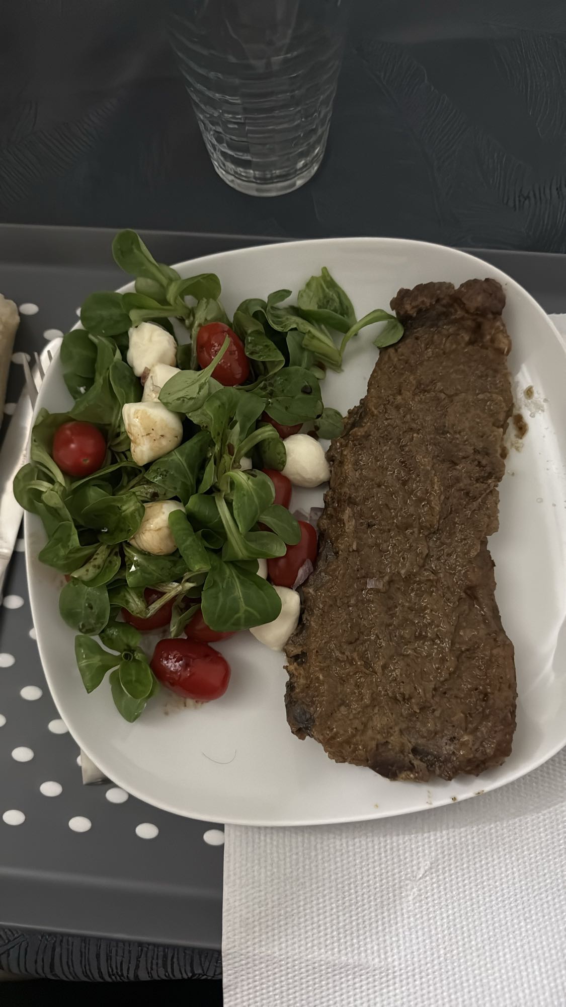 Entrecôte, salade de mâche et pain