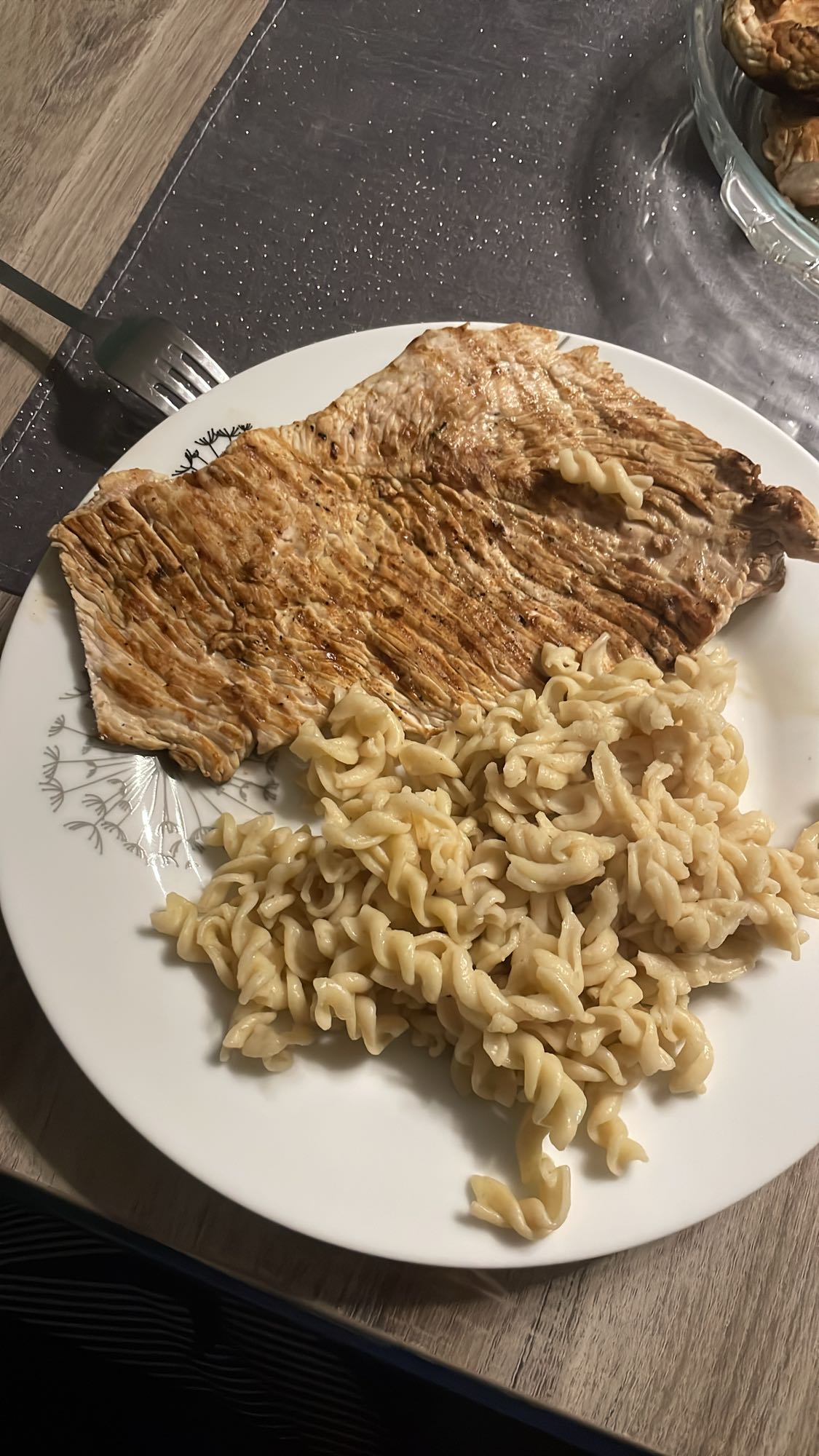 Pâtes et escalope grillée