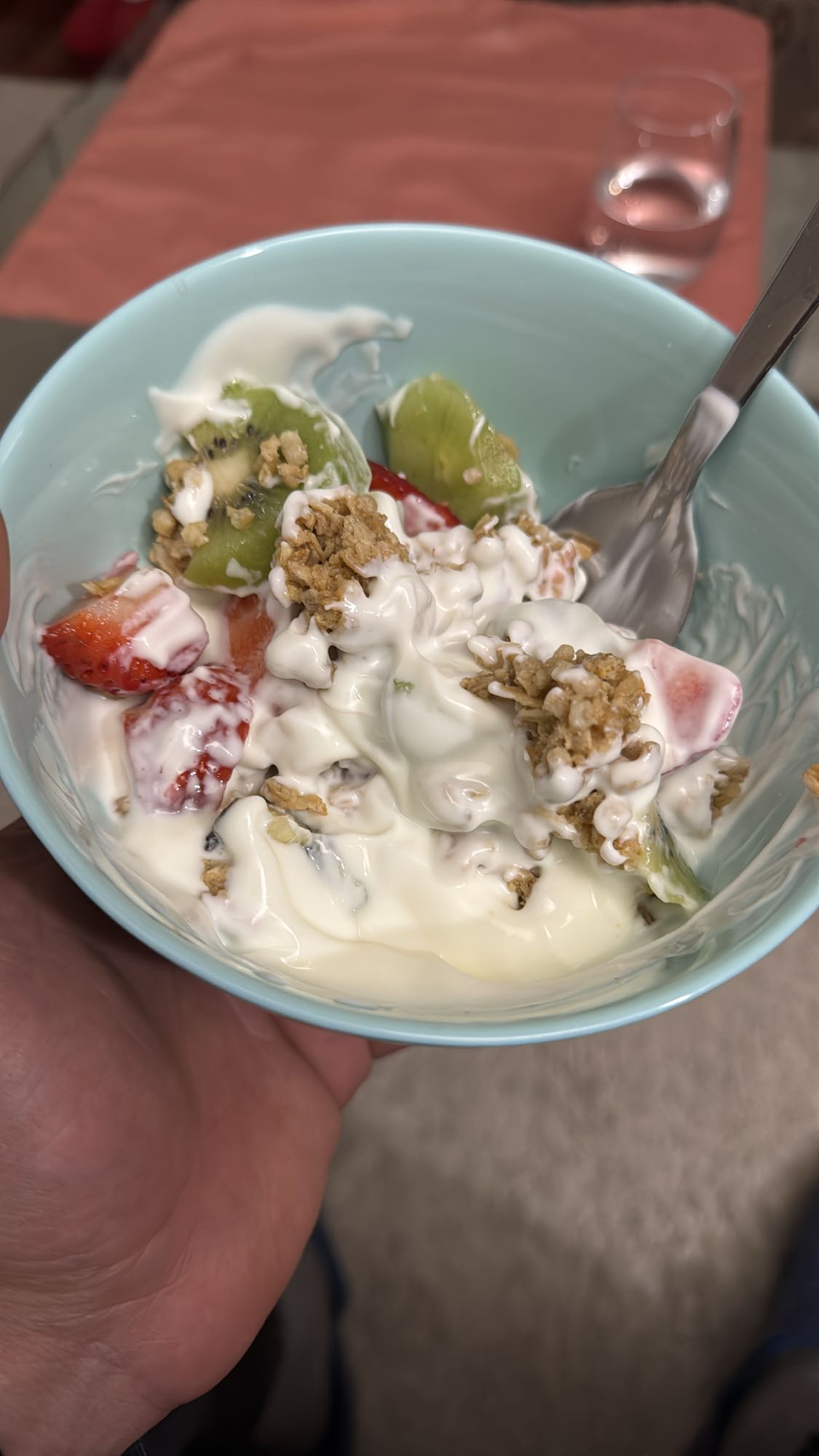 Yogur con frutas y granola