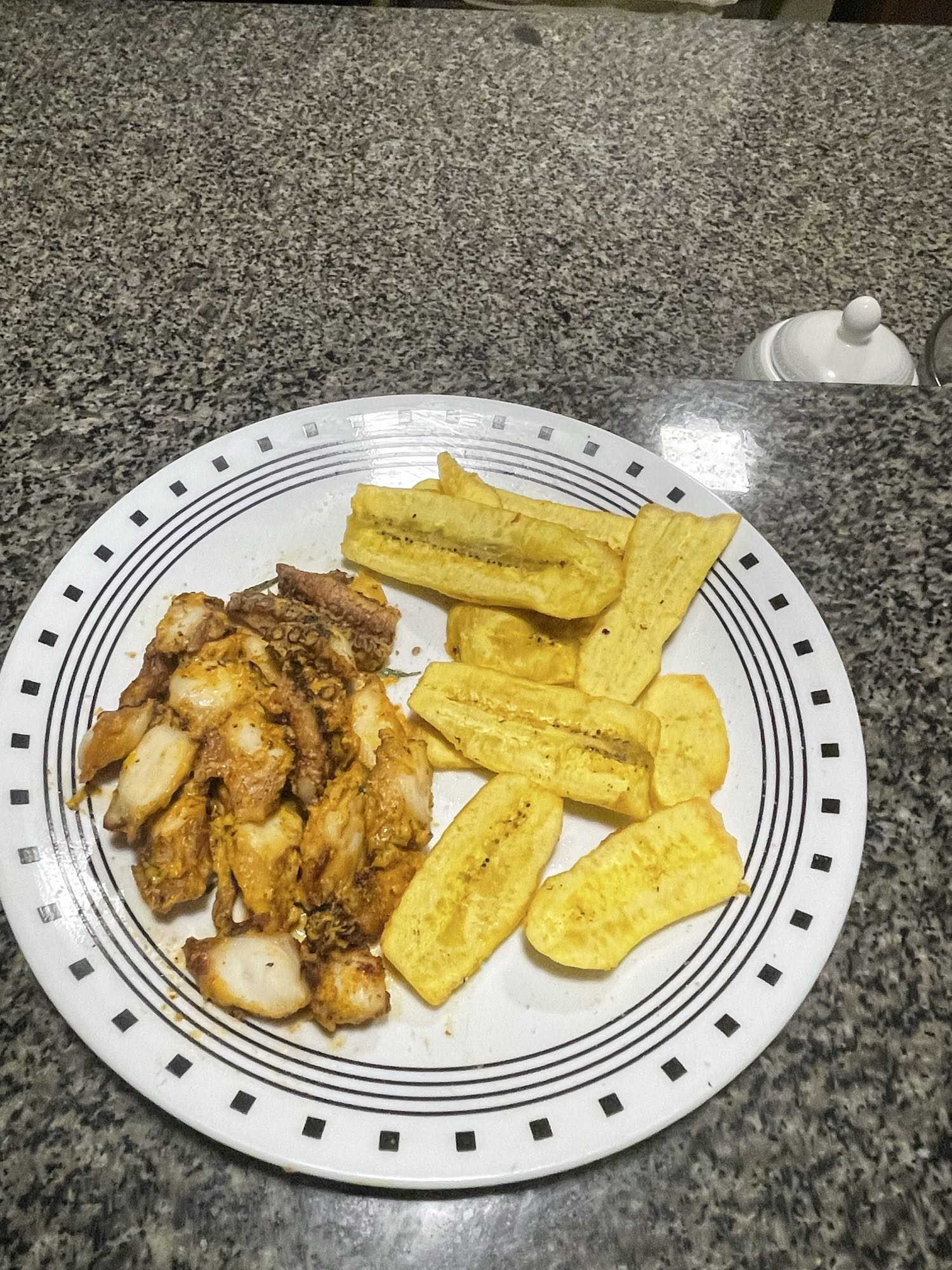 Pulpo con plátano frito