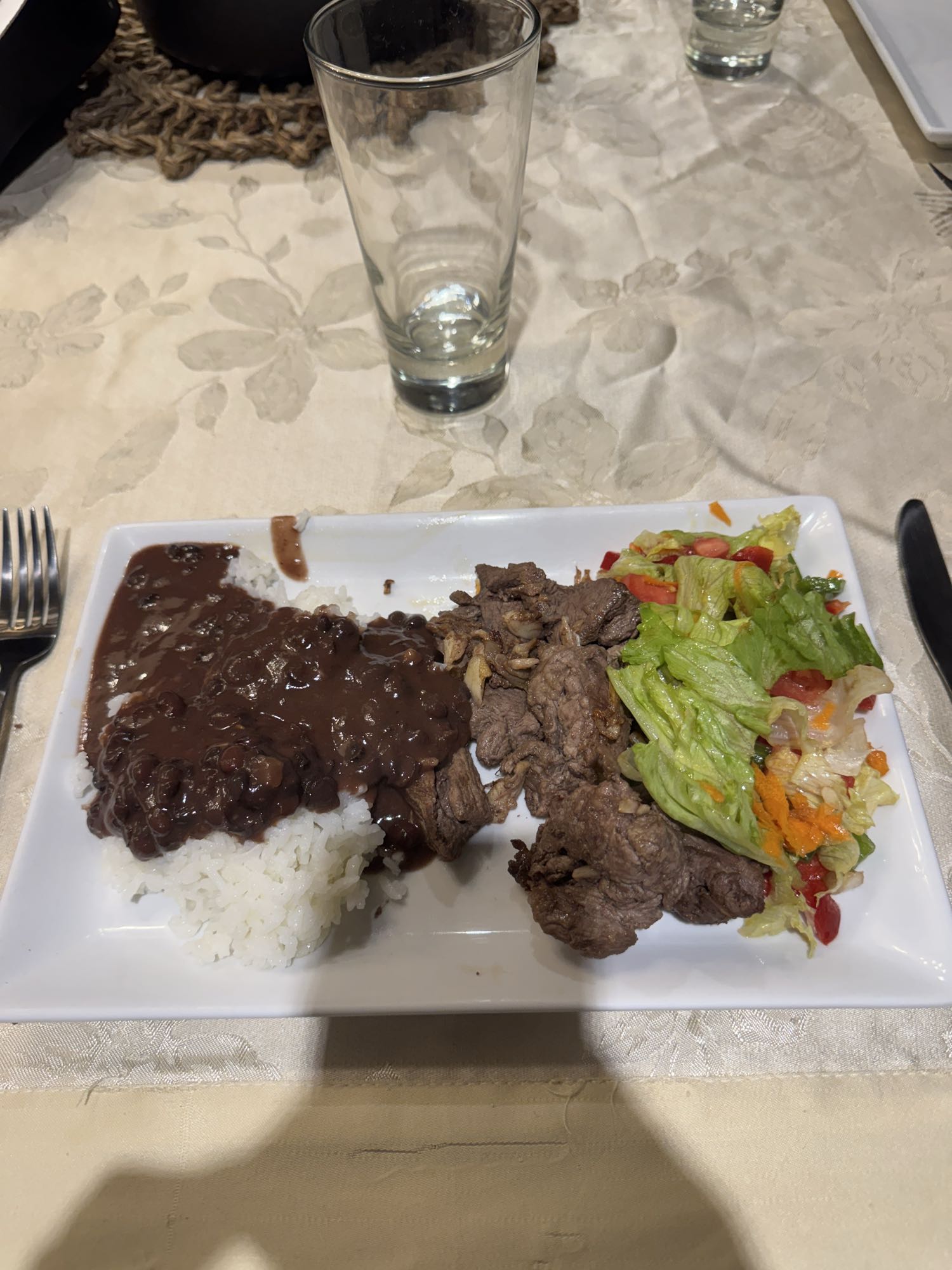 Carne con arroz y ensalada