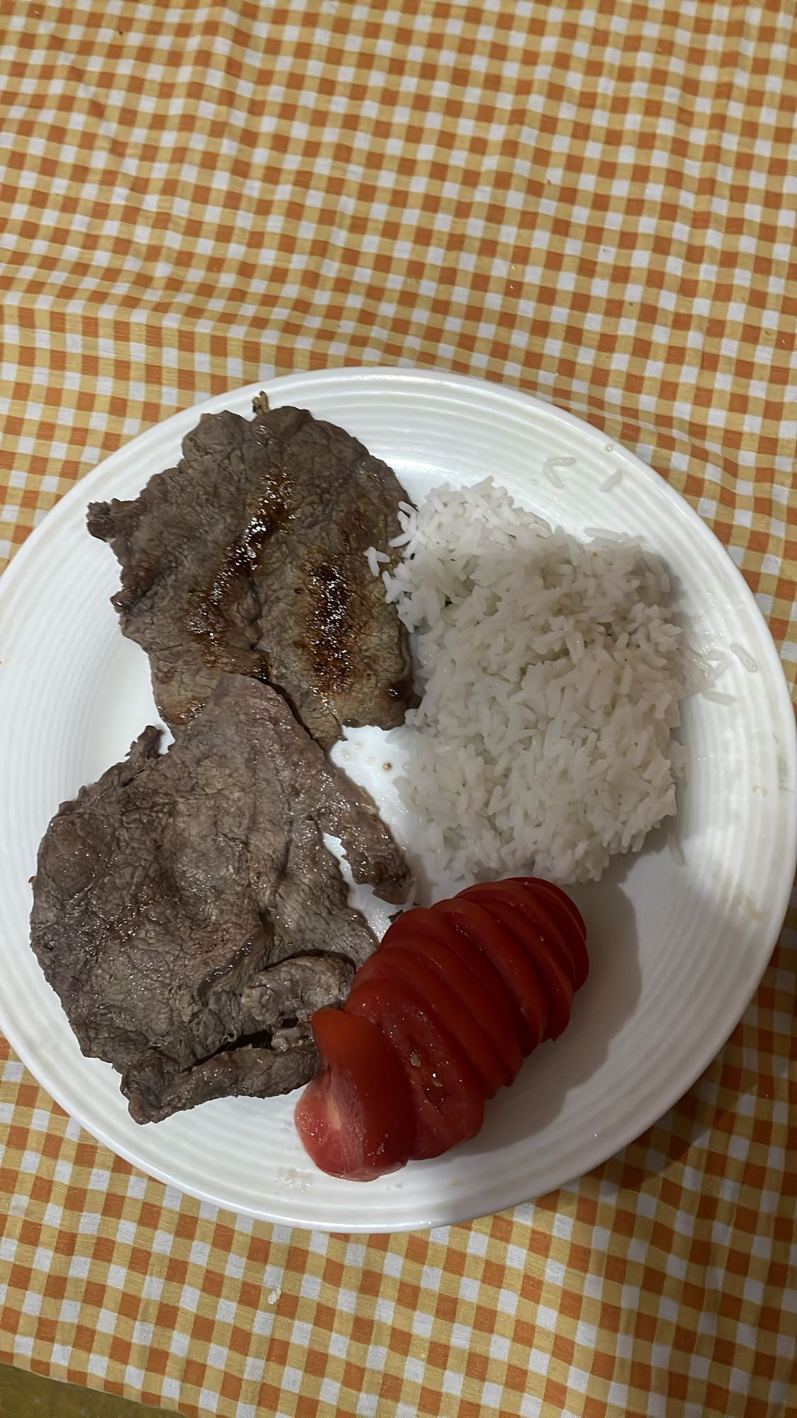 Carne con arroz y tomate