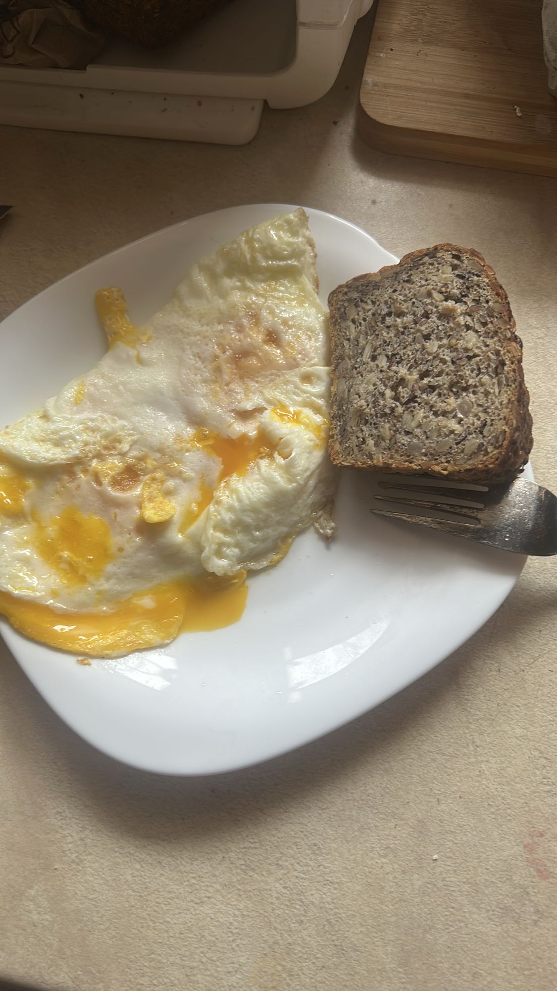 Jajka z chlebem ziarnistym