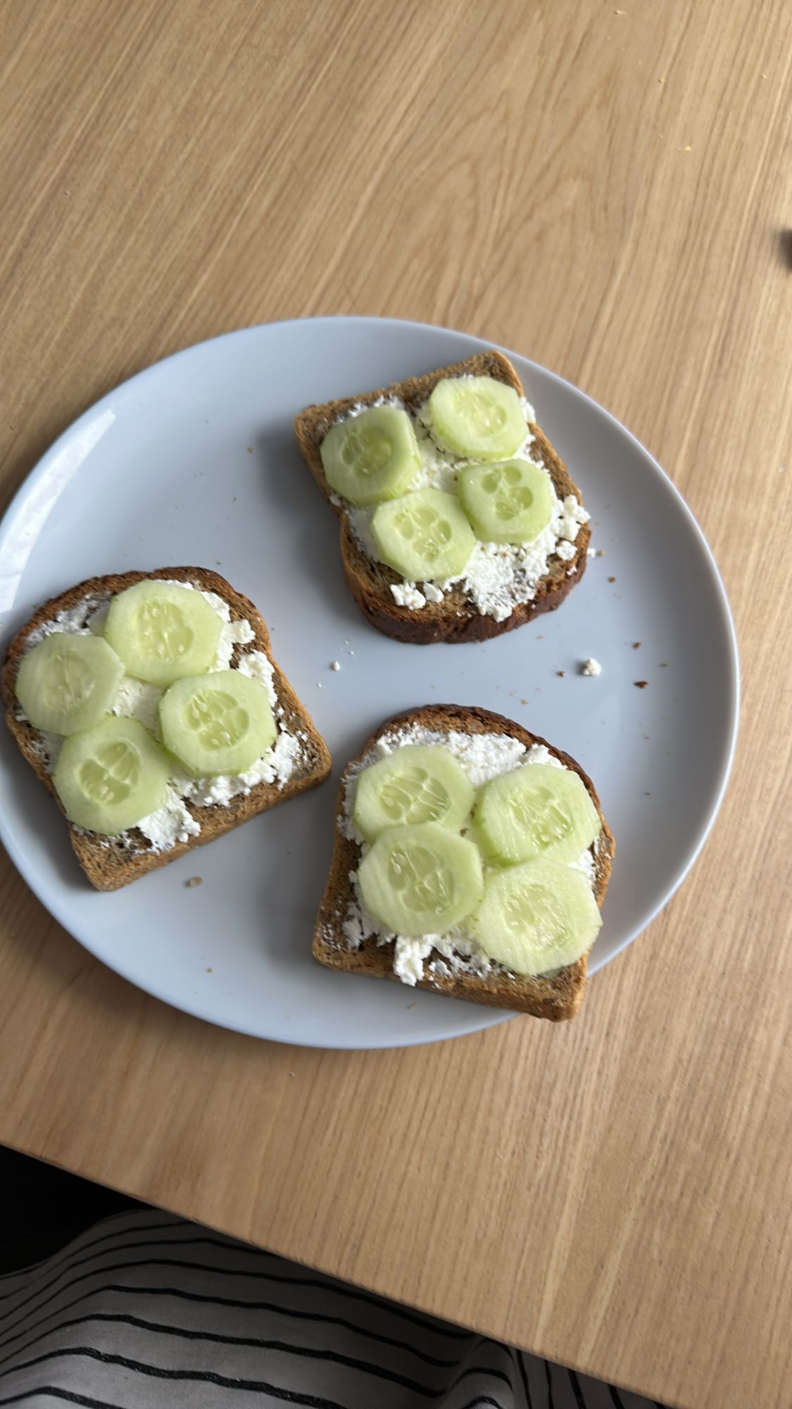 Tosty z twarogiem i ogórkiem