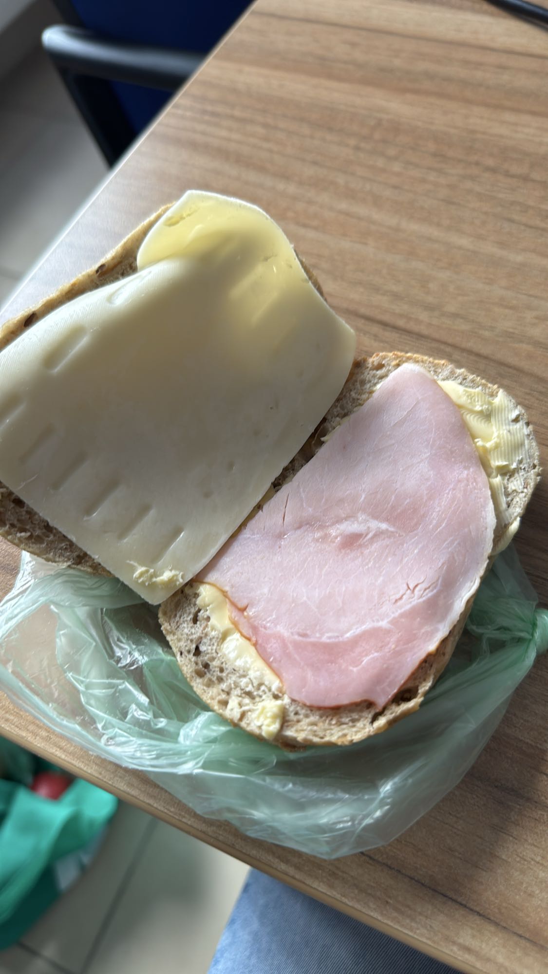 Kanapka z szynką i serem