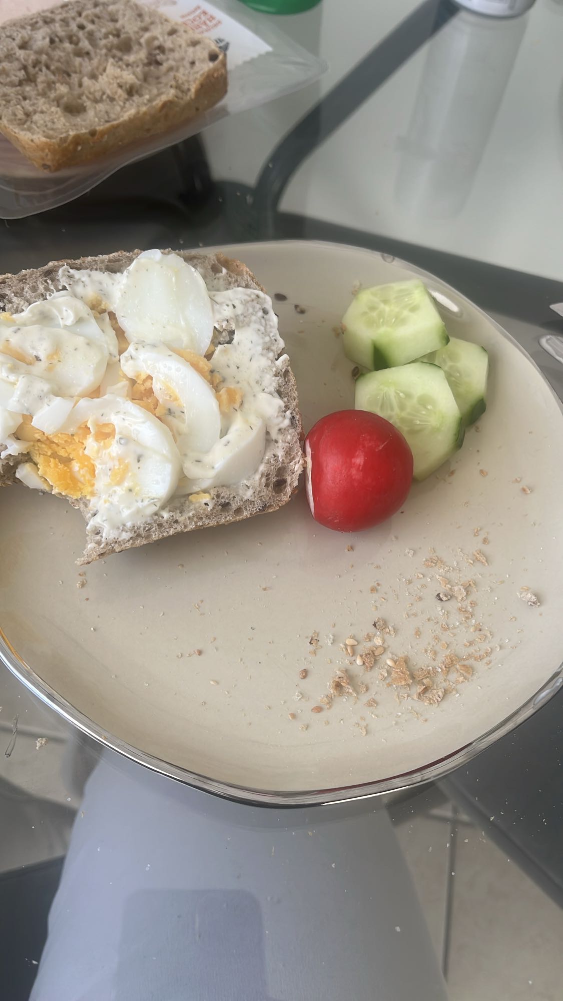 Pan con huevo y vegetales