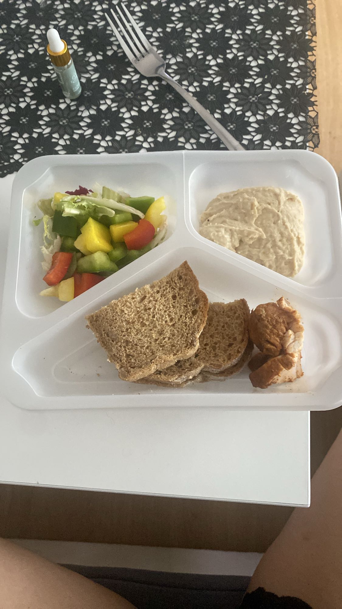 Kurczak z hummusem i chlebem