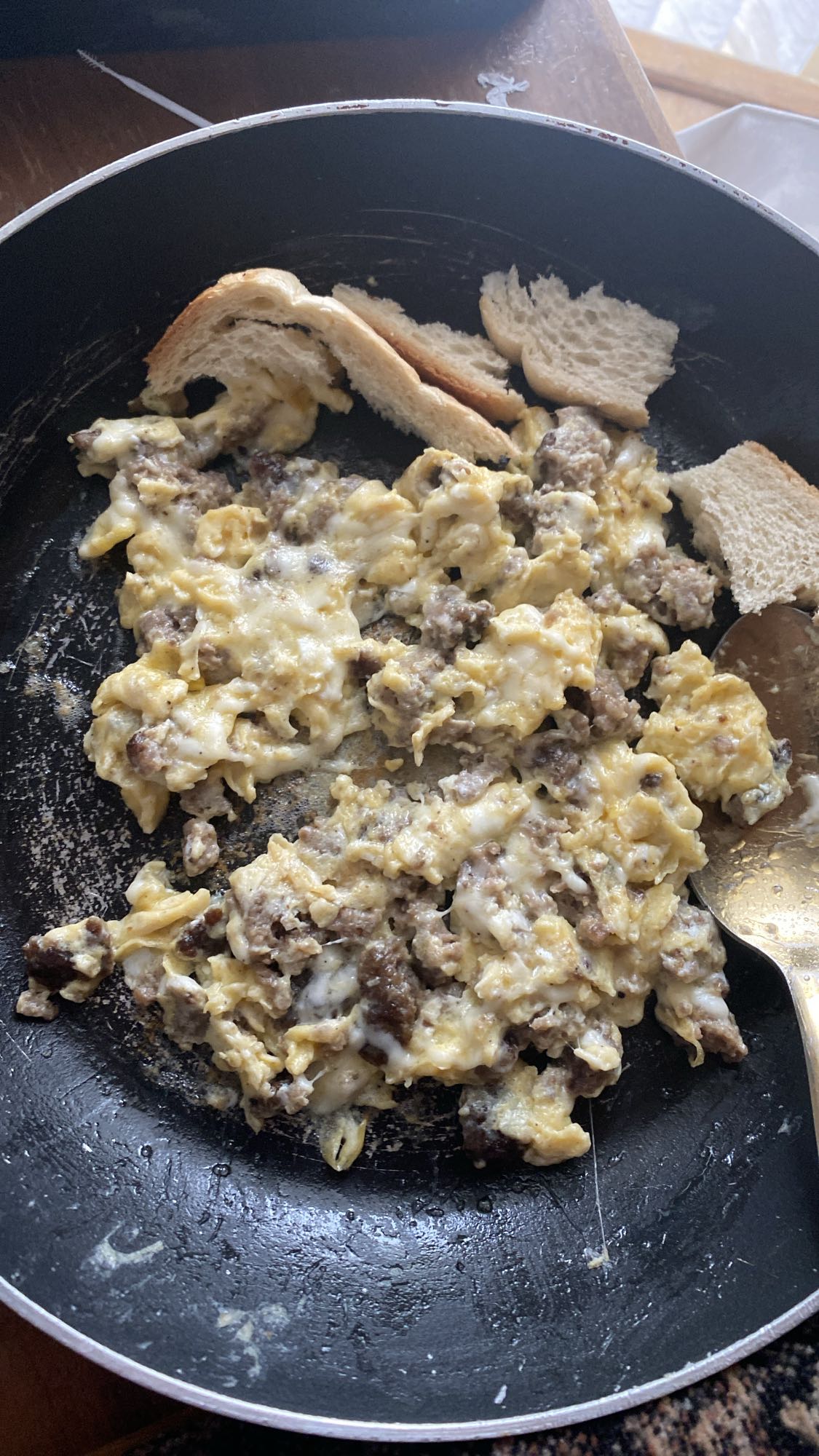 بيض بالسجق والجبن