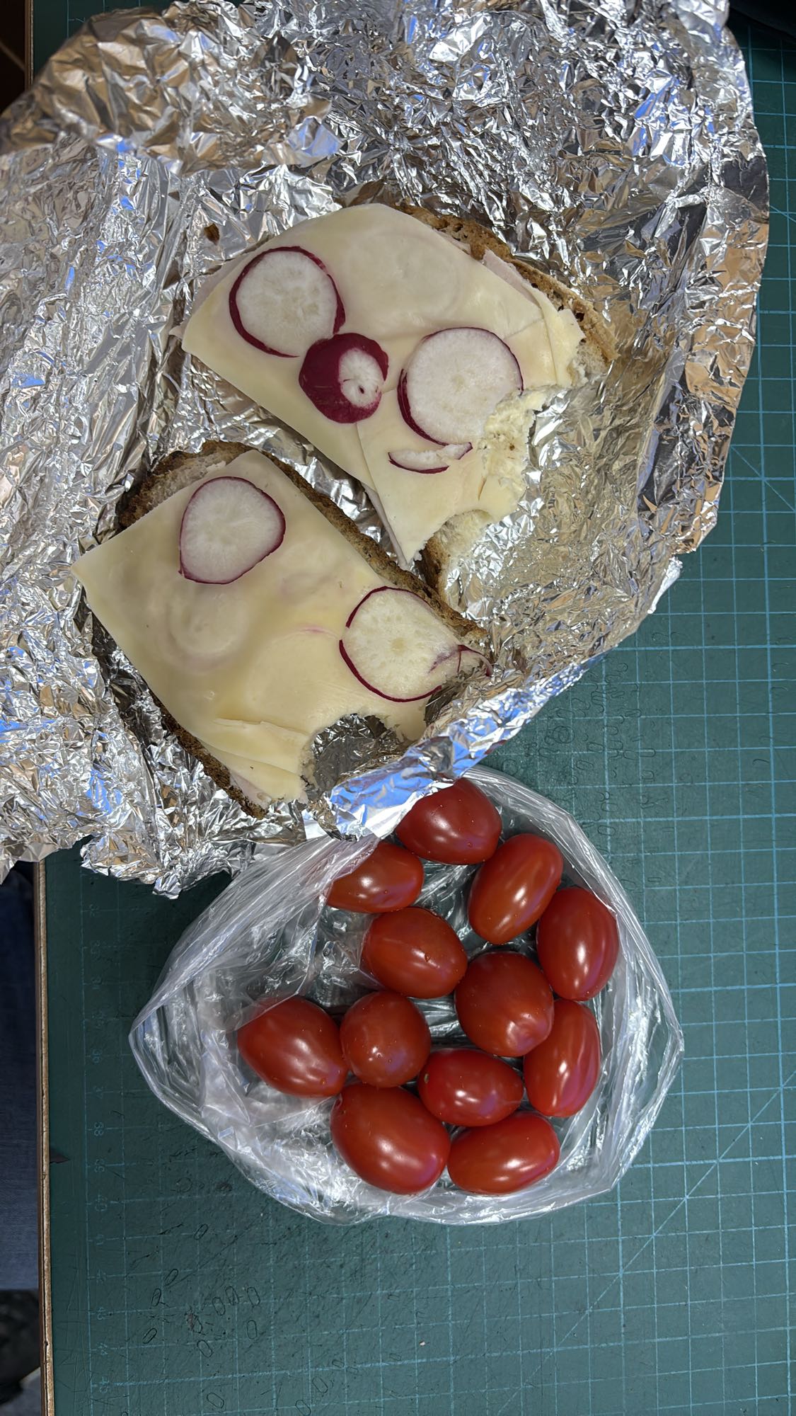 Kanapki z serem i rzodkiewką