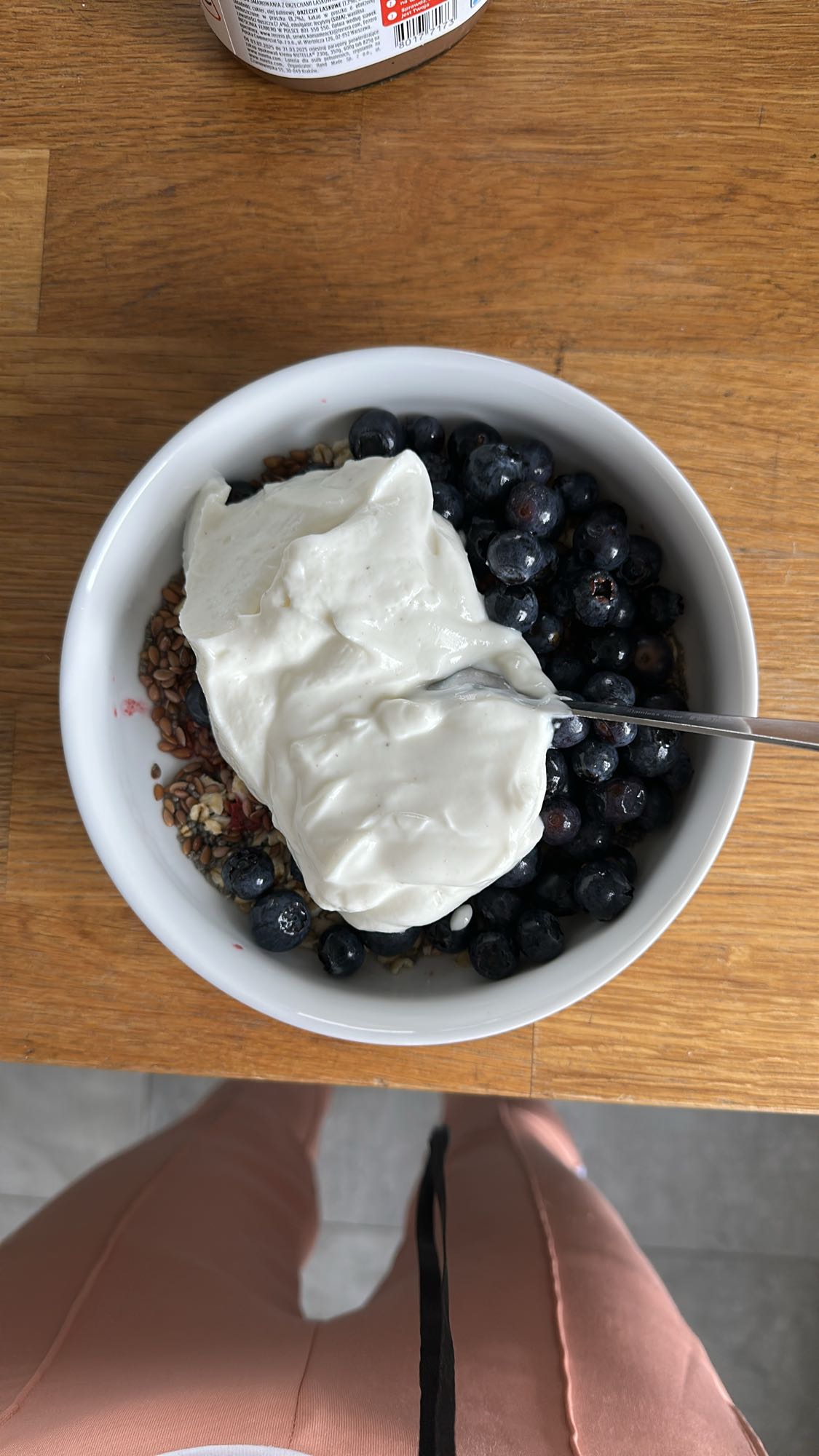 Jogurt z owocami i ziarnami