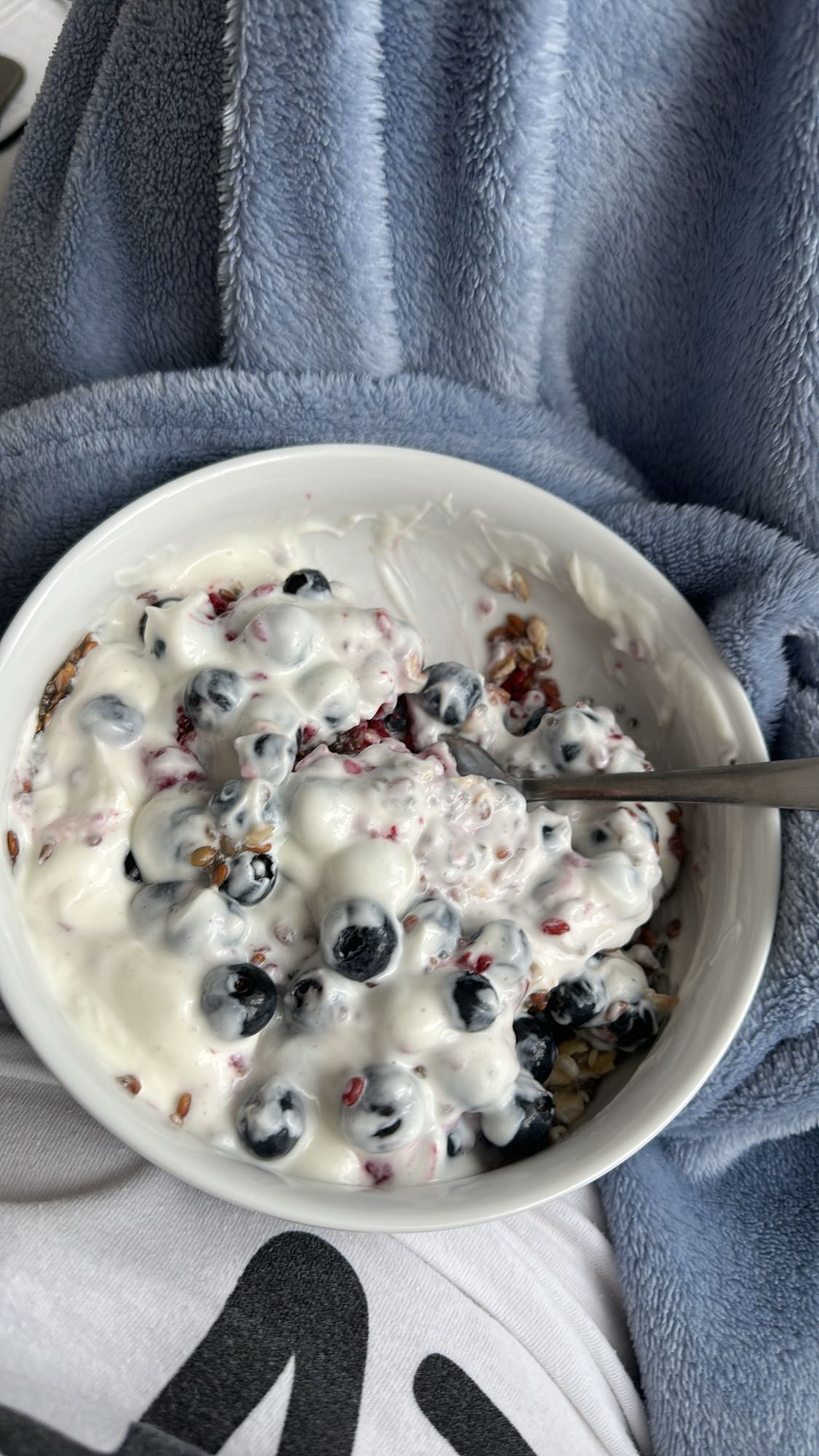 Jogurt z owocami i granolą