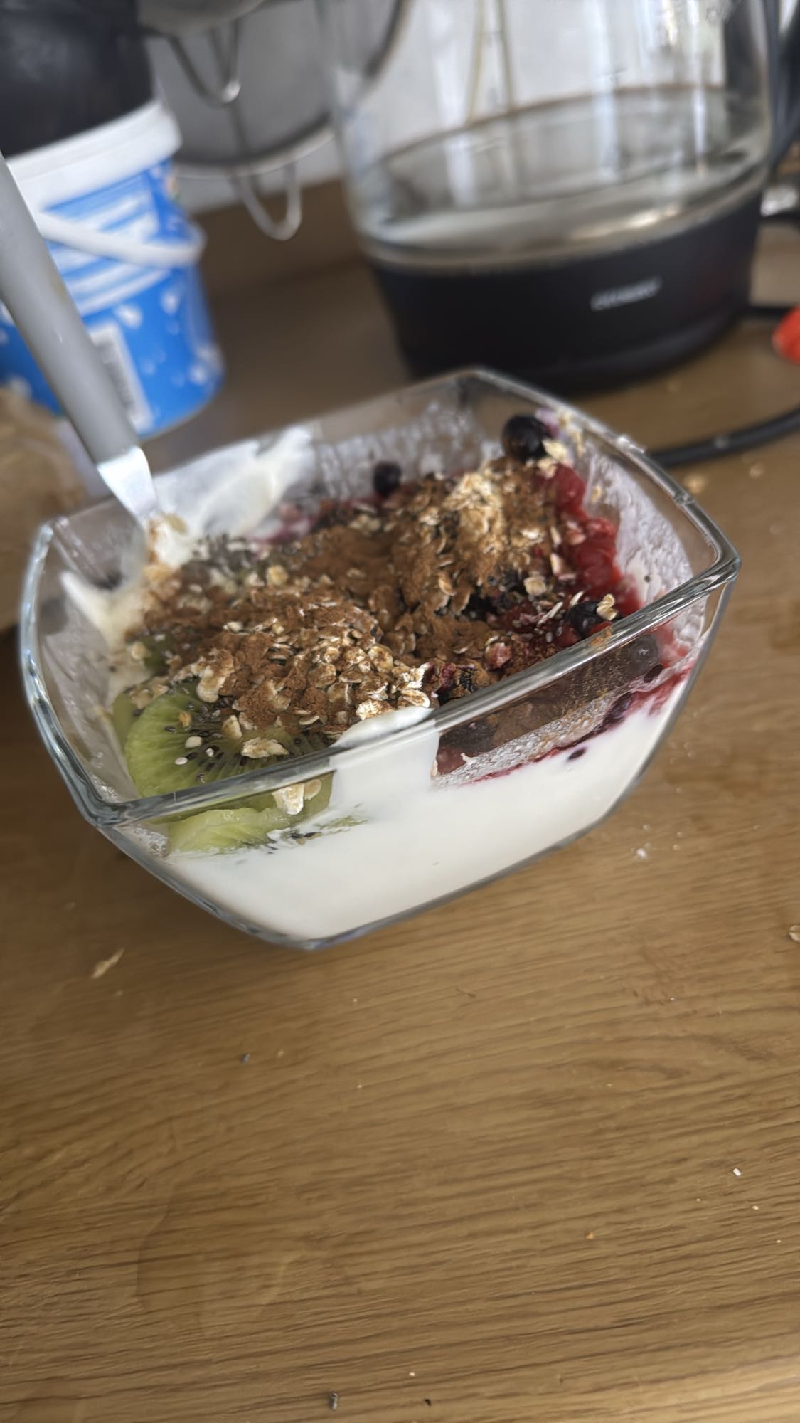 Yogurt con frutas y avena