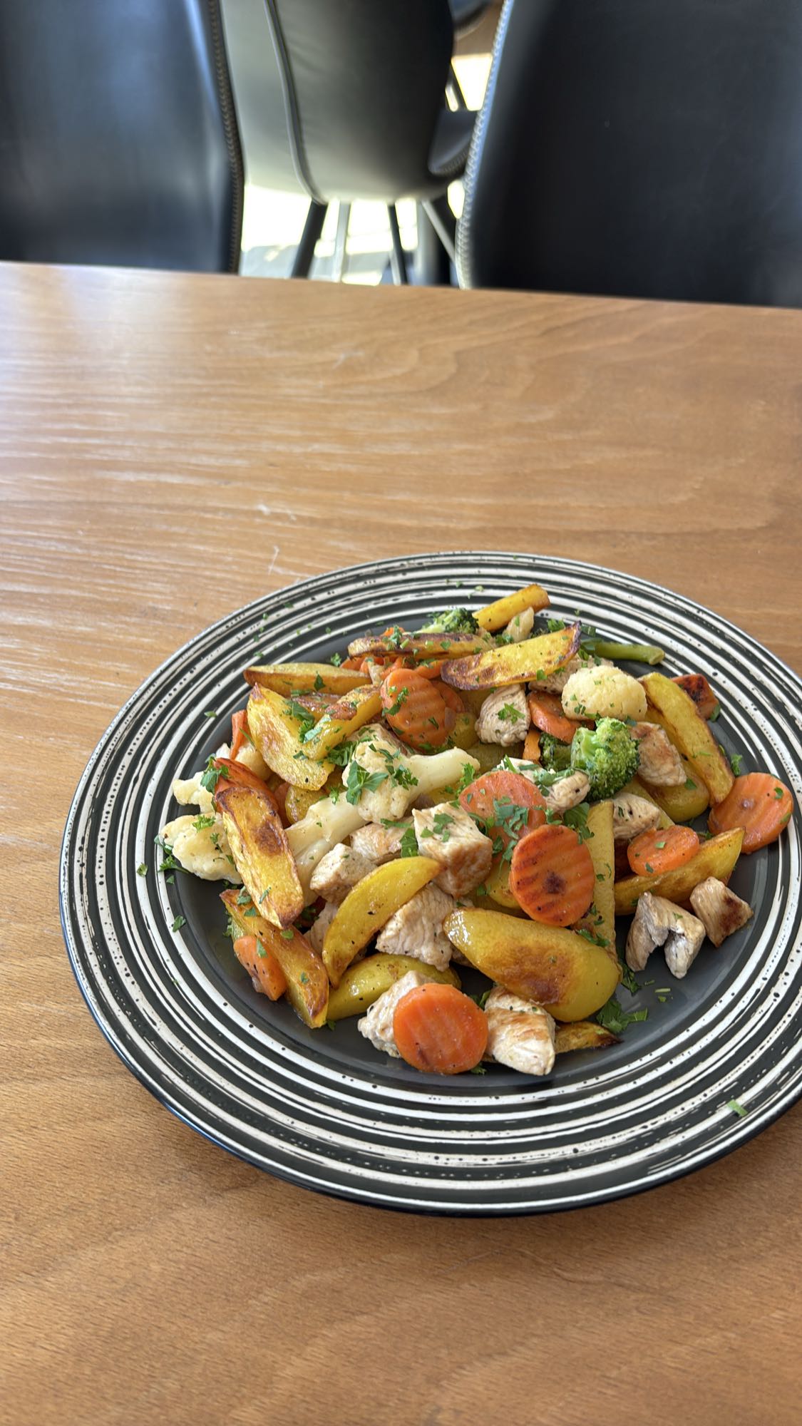 Pollo con verduras y papas