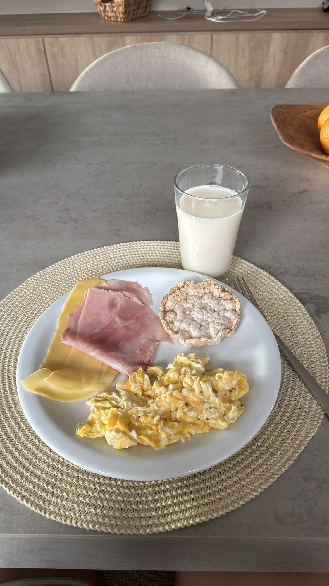 Desayuno con huevo y jamón