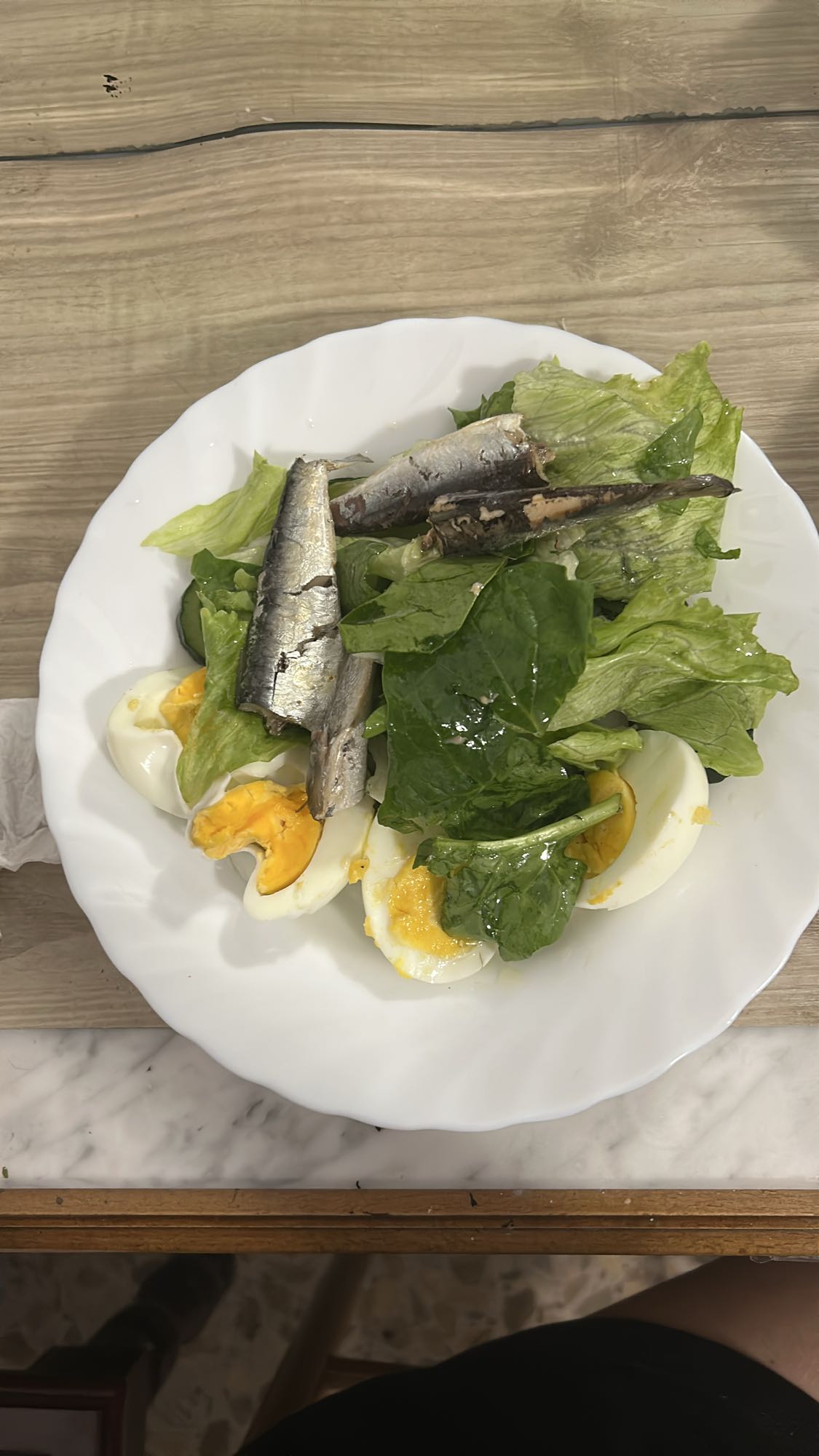 Ensalada con huevo y sardinas