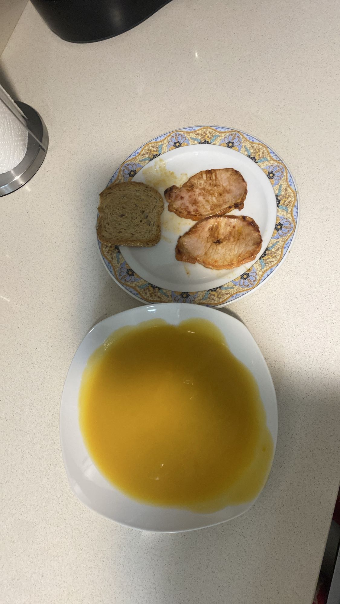 Cena con sopa y cerdo