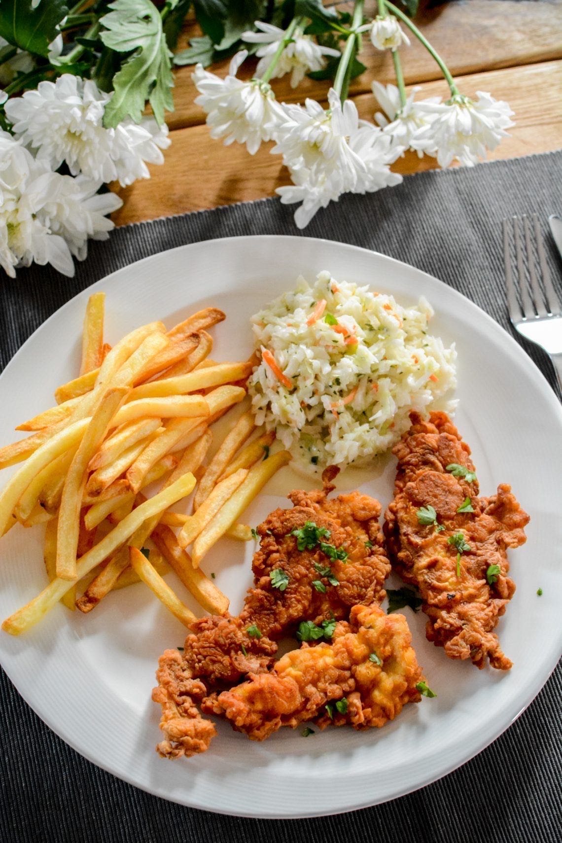 Frytki z kurczakiem i surówką